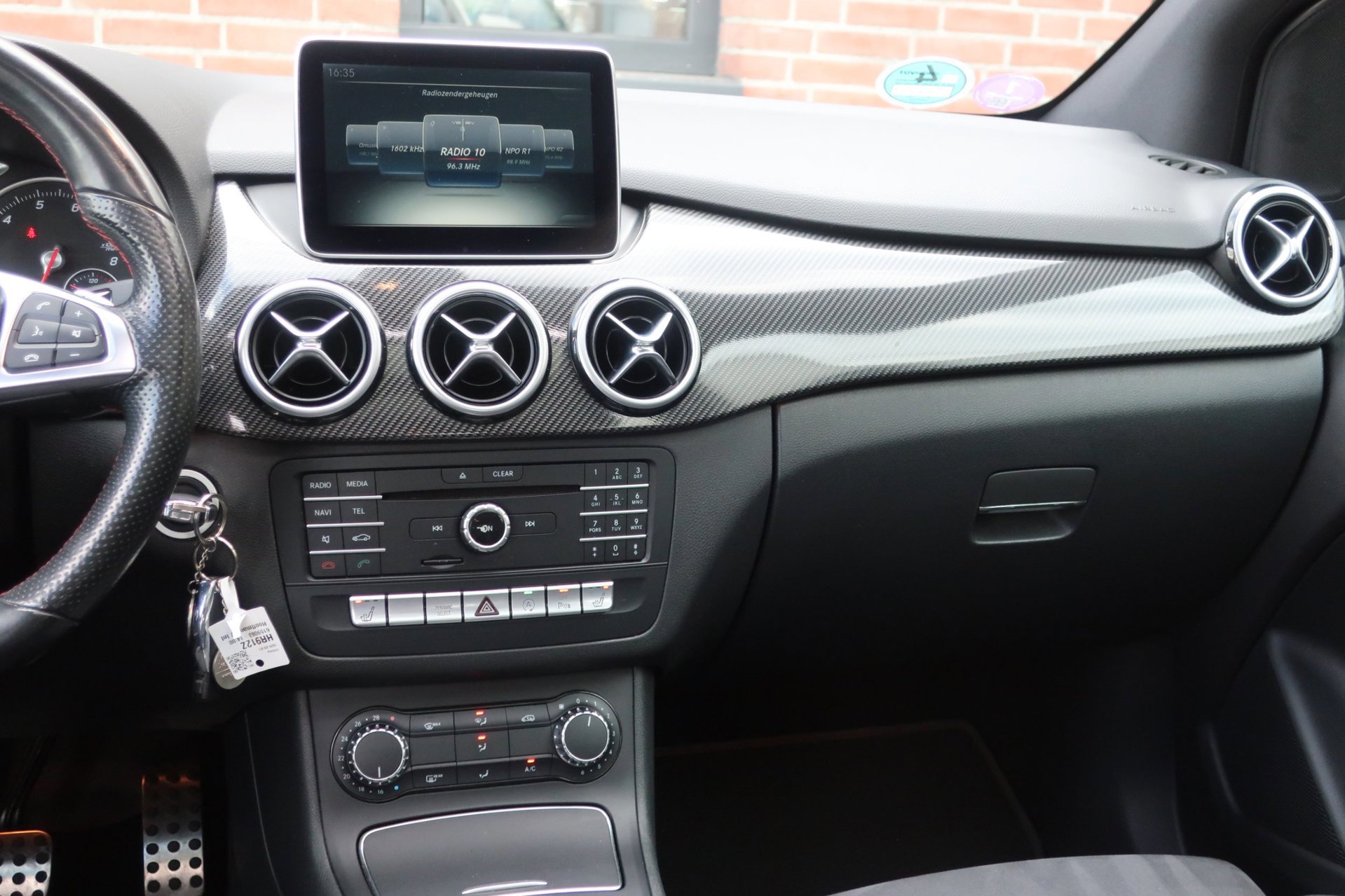 Mercedes-Benz B-klasse 180 Ambition AMG 2e (2016), foto 15