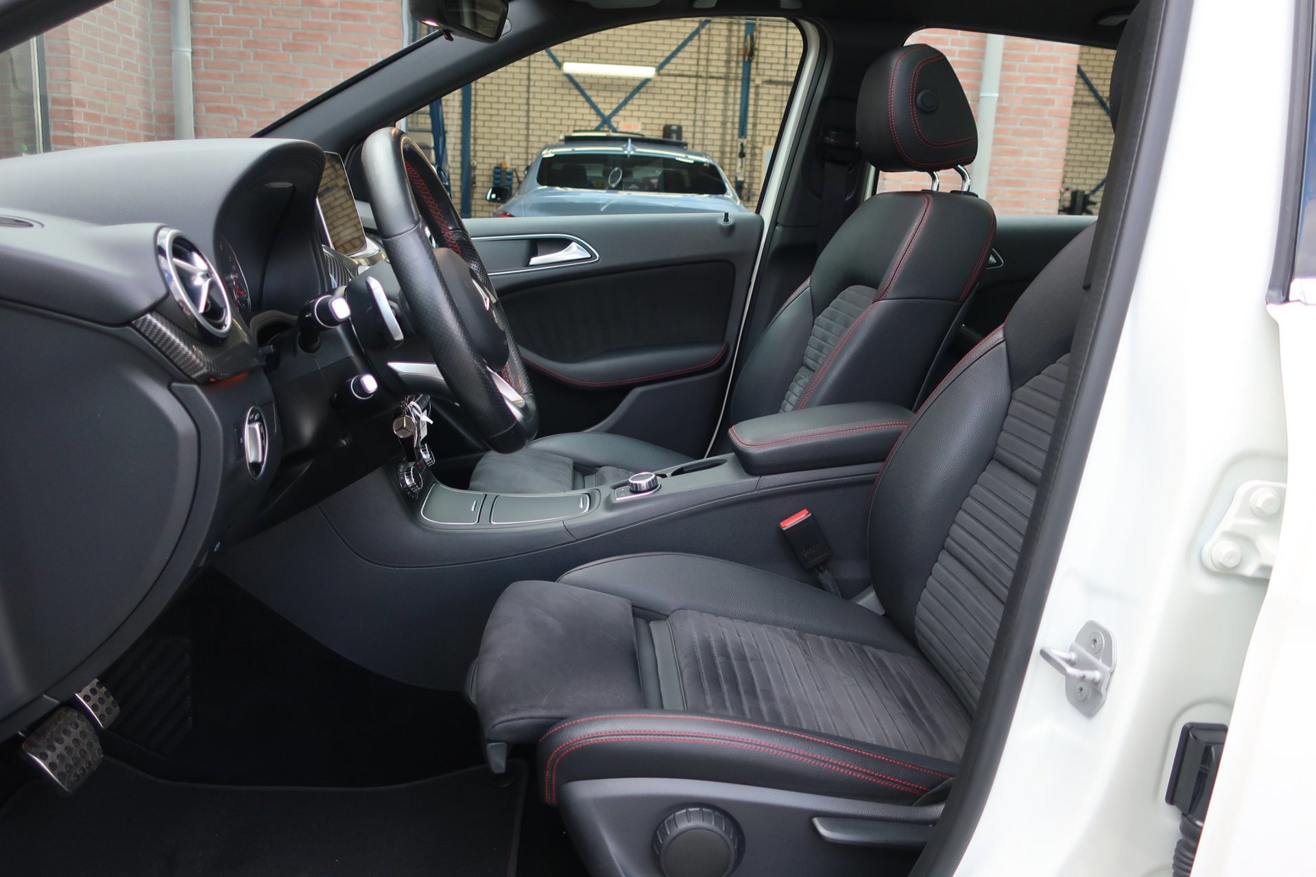 Mercedes-Benz B-klasse 180 Ambition AMG 2e (2016), foto 17