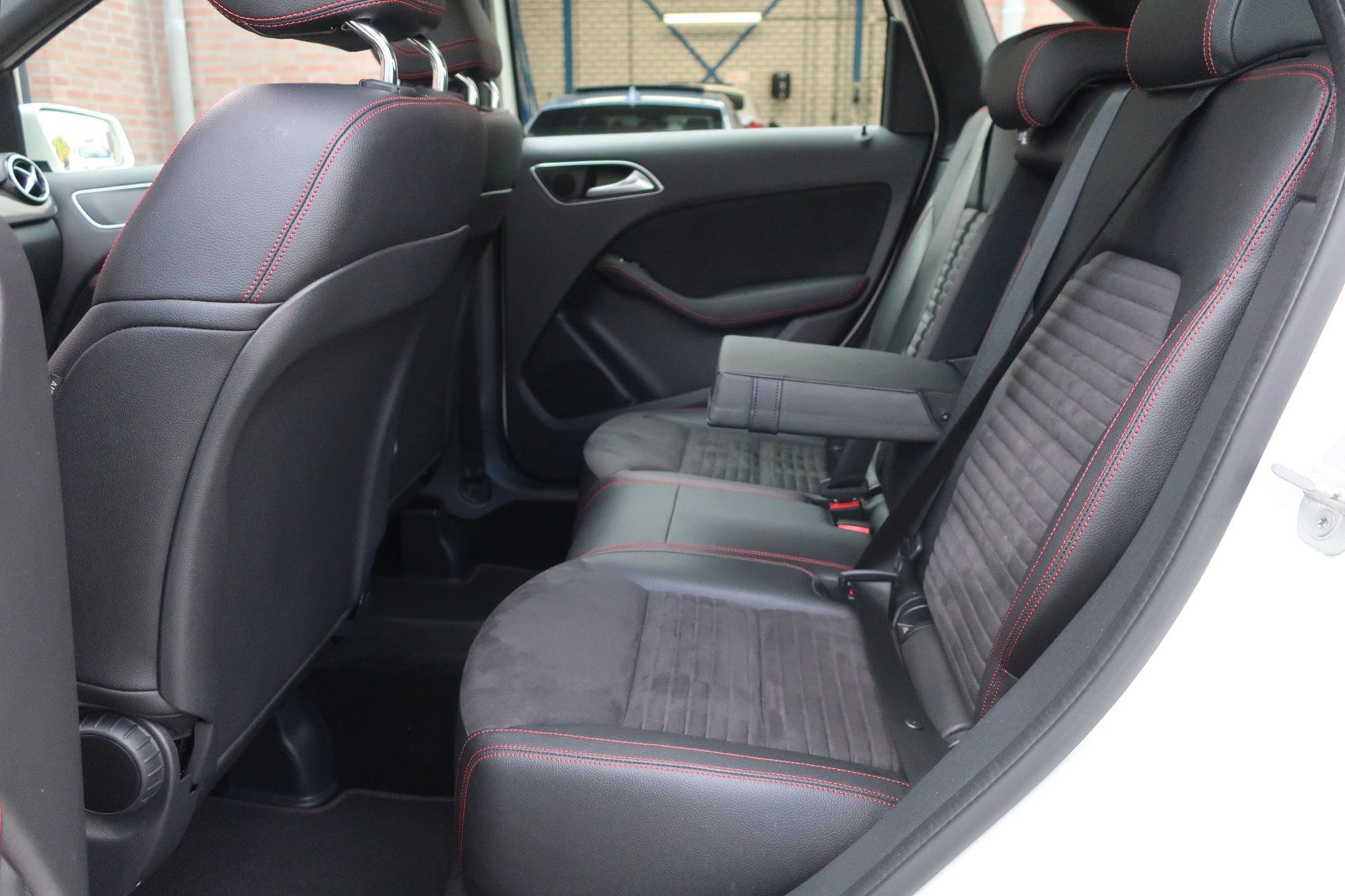 Mercedes-Benz B-klasse 180 Ambition AMG 2e (2016), foto 18