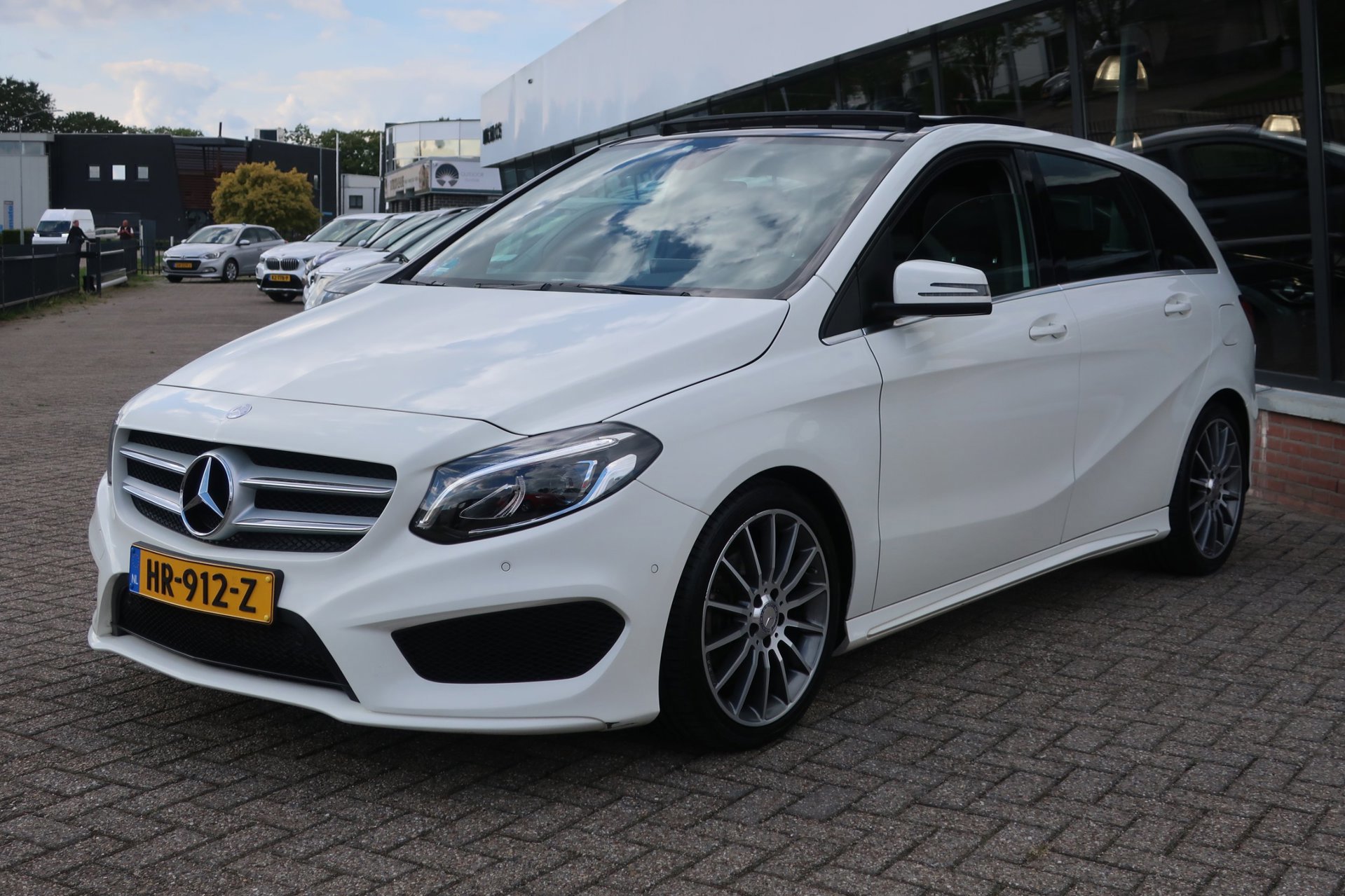 Mercedes-Benz B-klasse 180 Ambition AMG 2e (2016), foto 3