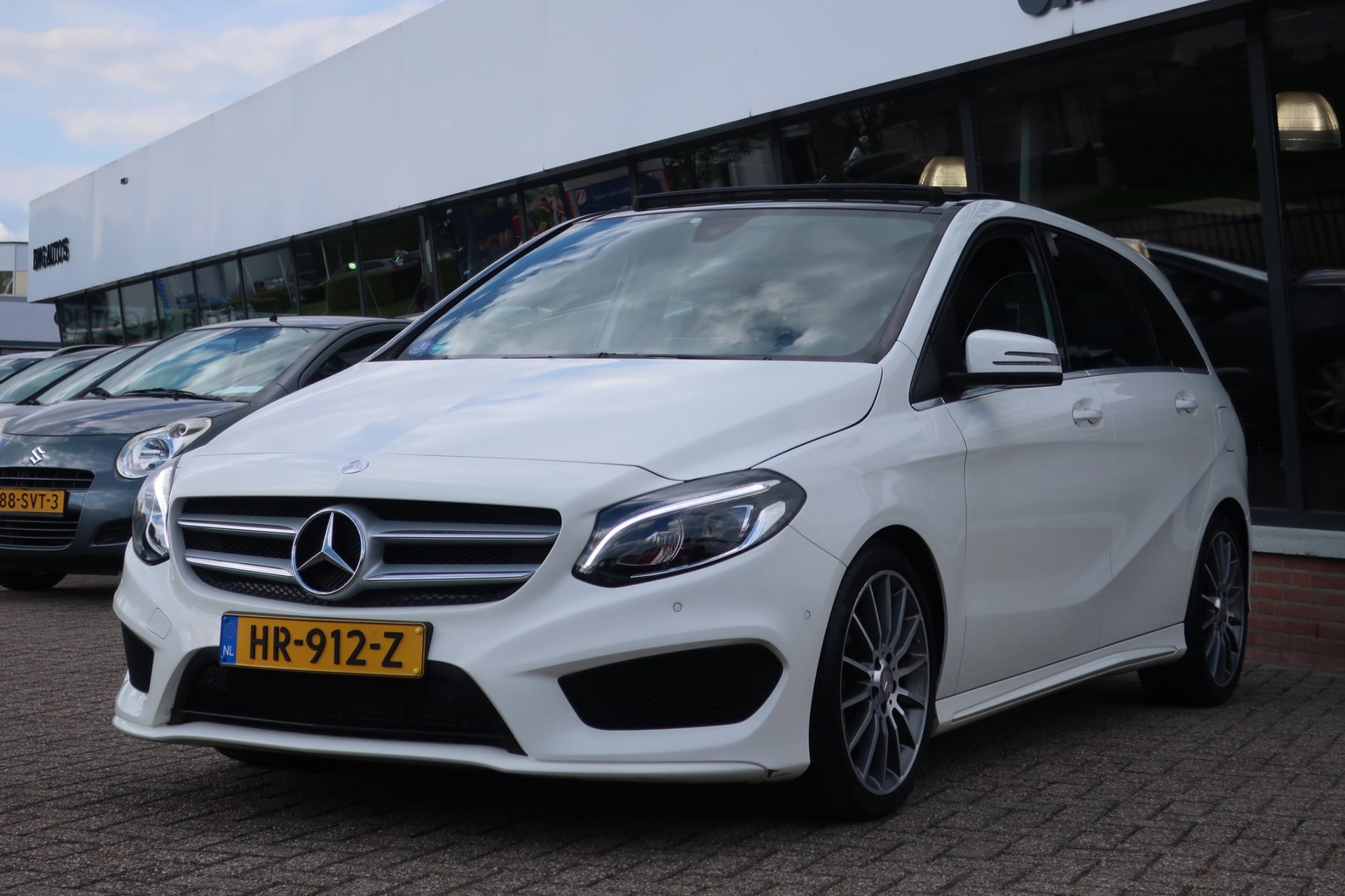 Mercedes-Benz B-klasse 180 Ambition AMG 2e (2016), foto 4