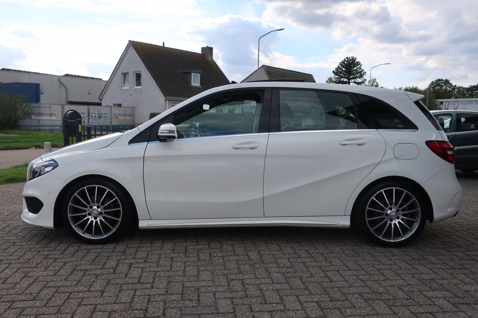 Mercedes-Benz B-klasse 180 Ambition AMG 2e (2016), foto 5