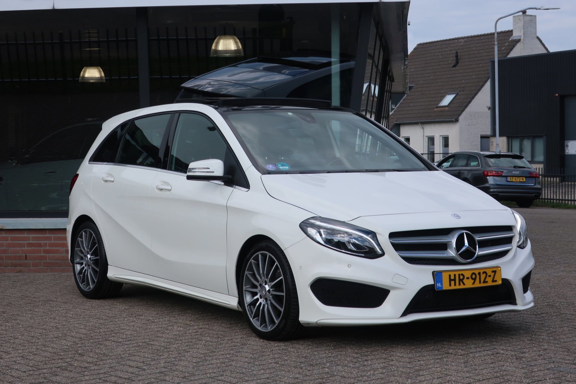 Mercedes-Benz B-klasse 180 Ambition AMG 2e (2016), foto 7
