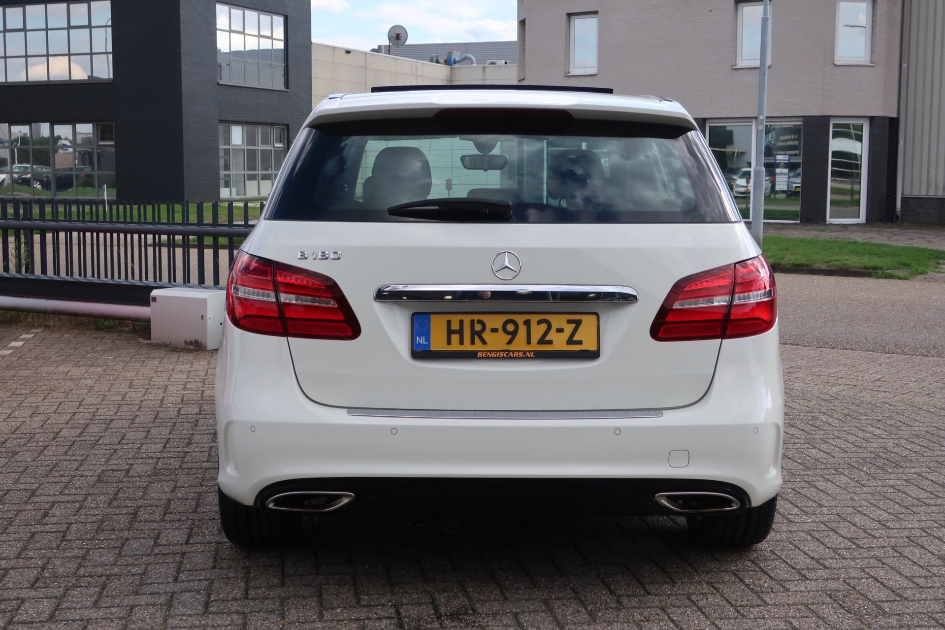 Mercedes-Benz B-klasse 180 Ambition AMG 2e (2016), foto 10