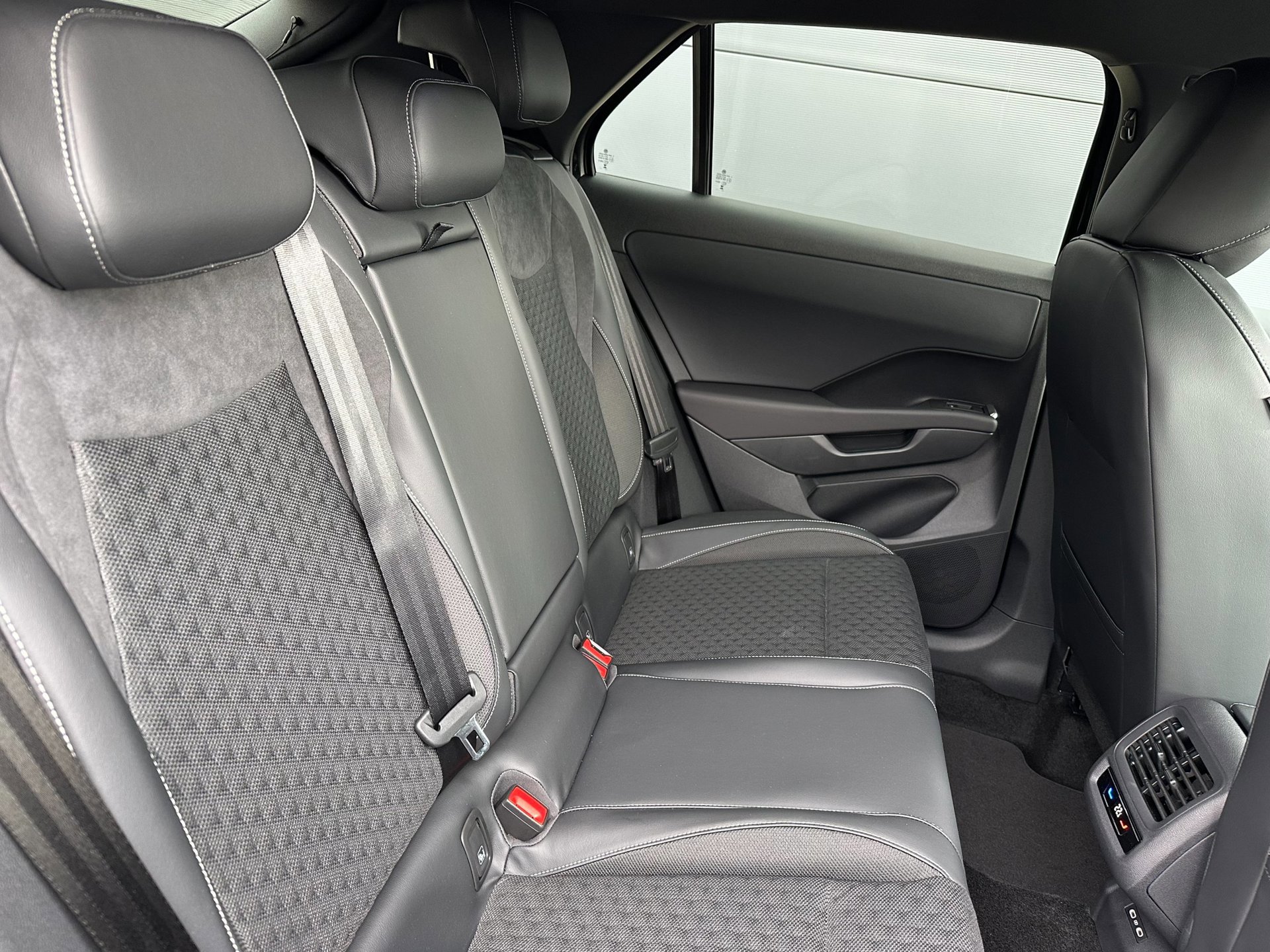 Volkswagen T-Roc 1.5 TSI R-Line Edition IQ. Light (2026), foto 29