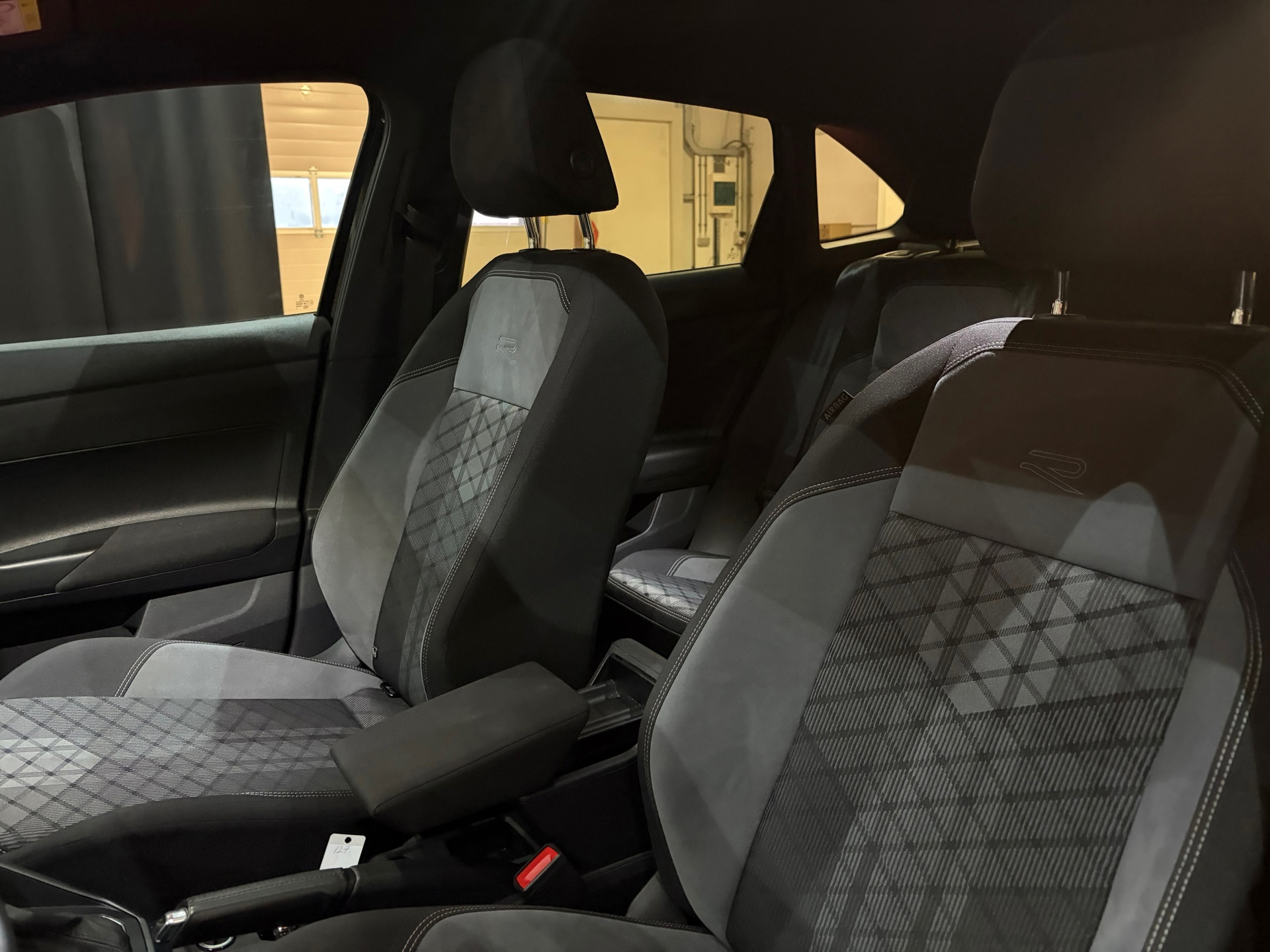 Volkswagen Taigo 1.0 TSI R-Line Business Black Pack (2022), foto 19