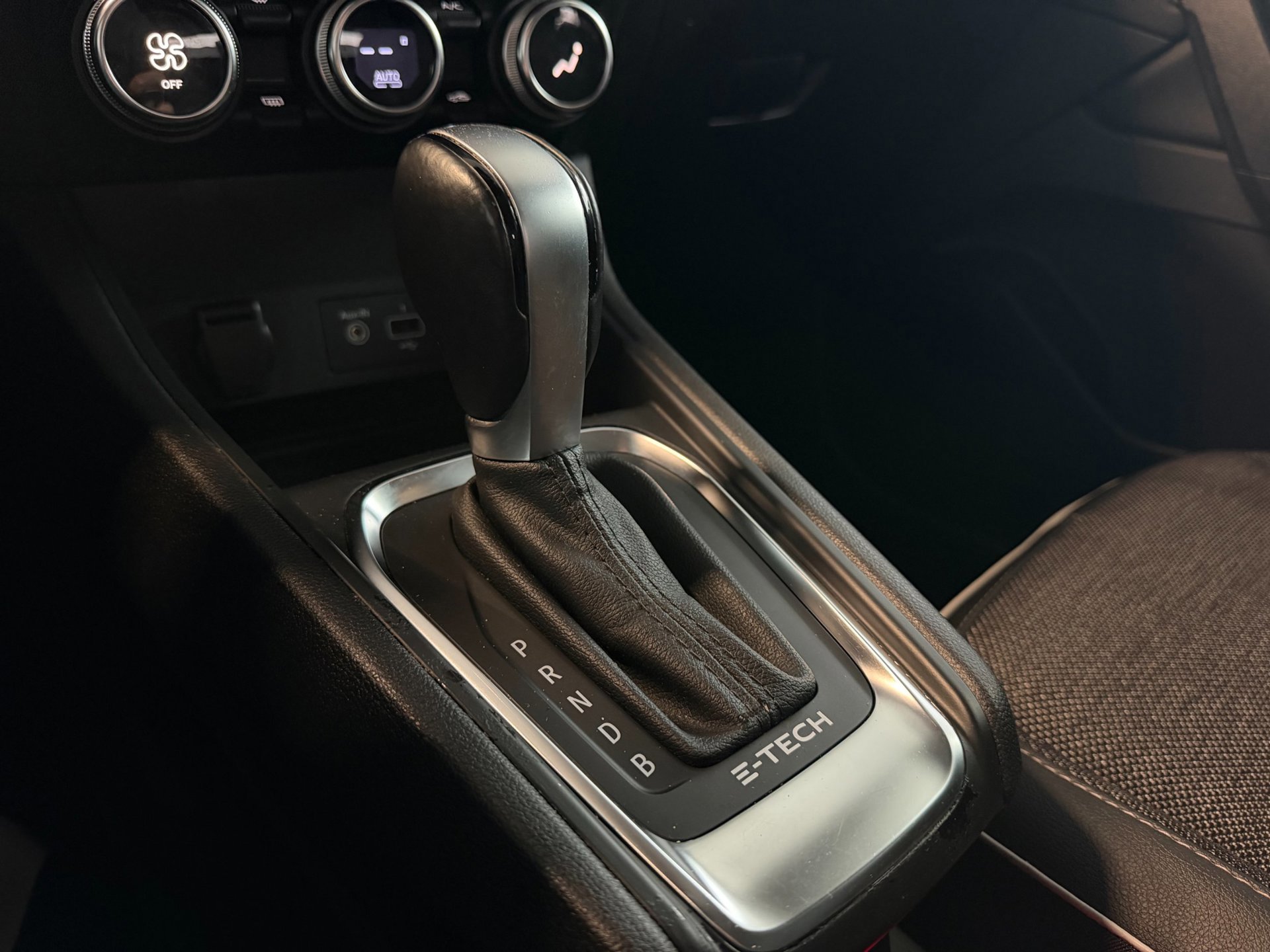 Renault Captur 1.6 E-Tech Plug-in Hybrid 160 Intens 2022 (2022), foto 25