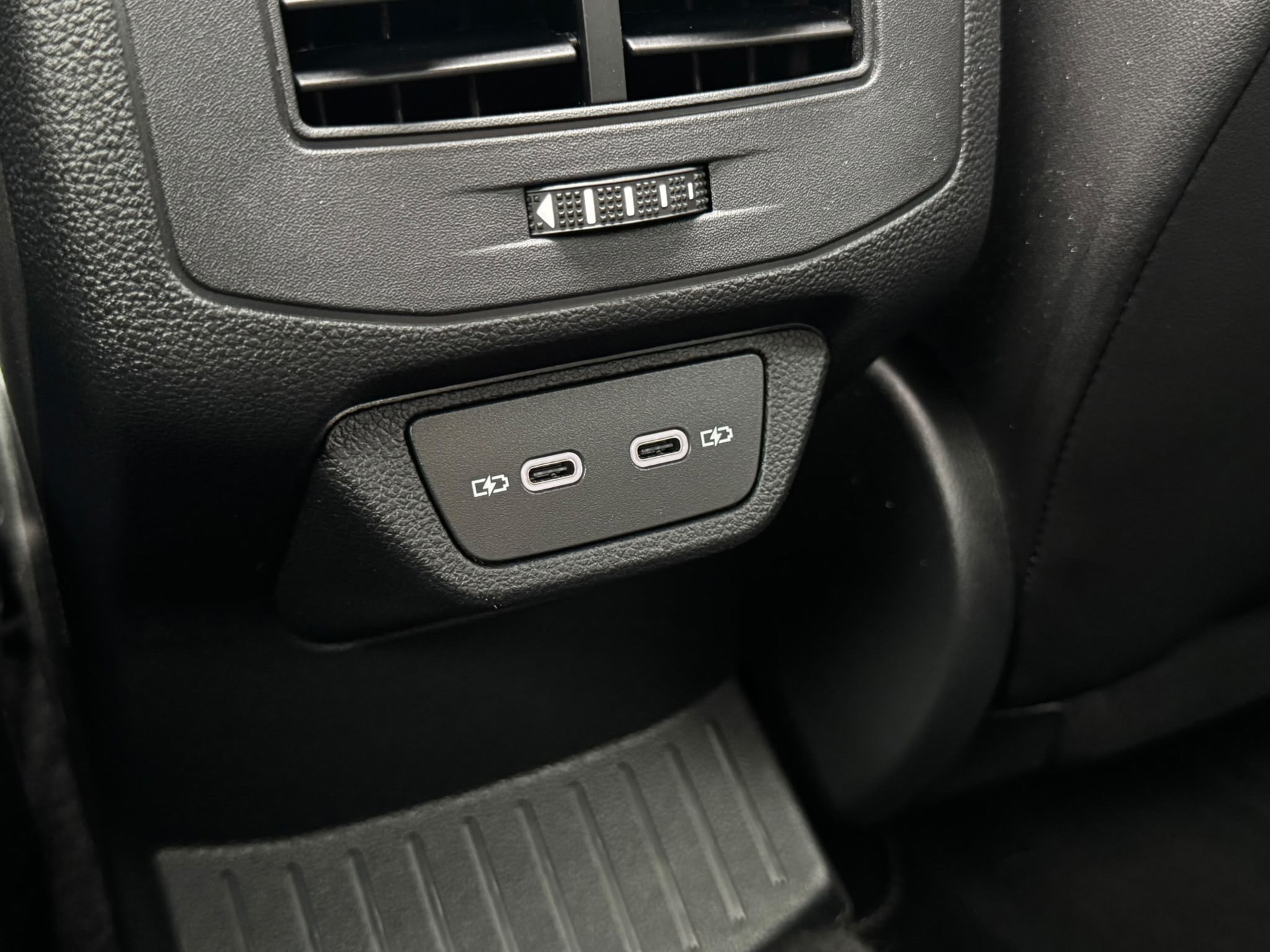 Volkswagen T-Roc 1.5 TSI R-Line (2024), foto 26