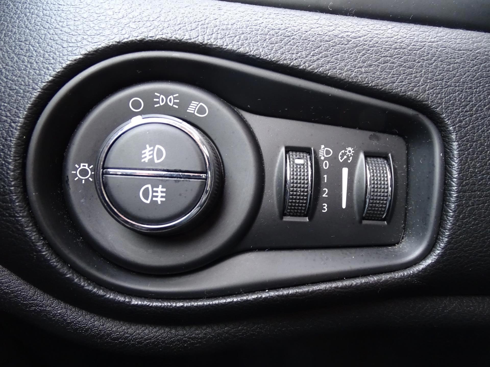 Jeep Renegade 1.6 E-Torq Black Line (2016), foto 13