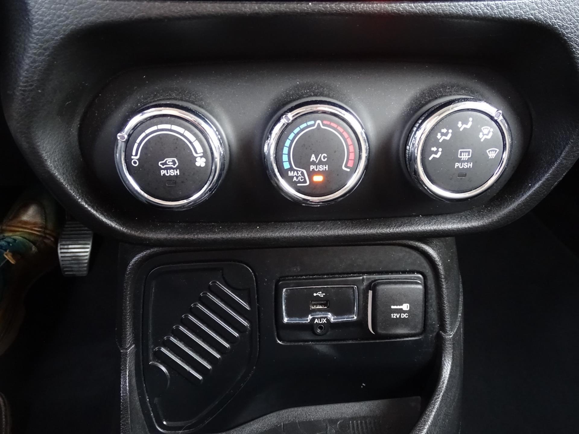 Jeep Renegade 1.6 E-Torq Black Line (2016), foto 18