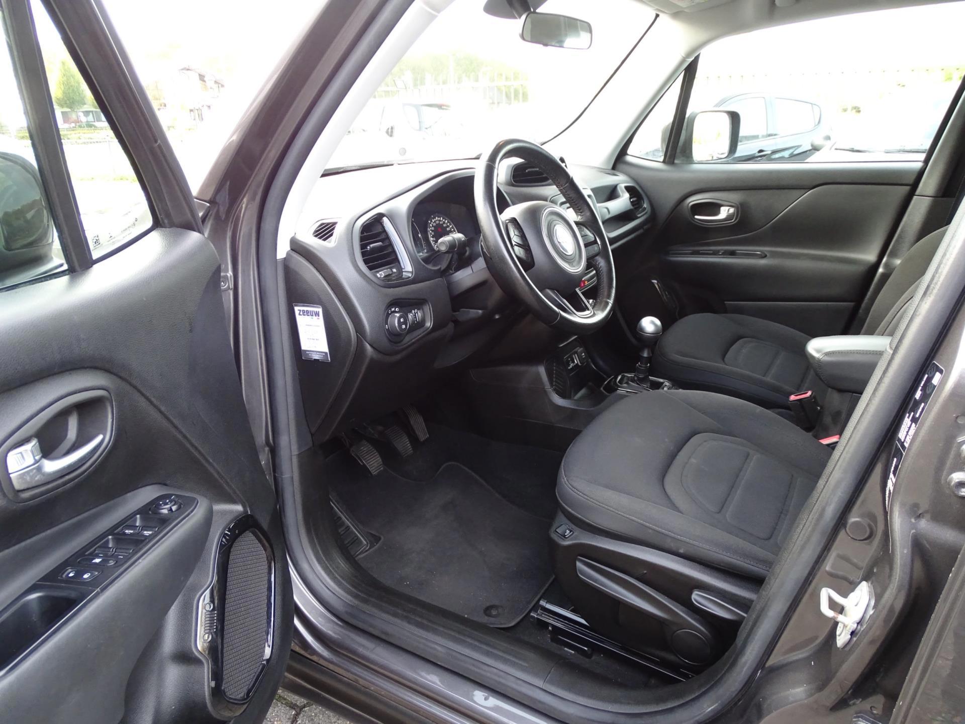 Jeep Renegade 1.6 E-Torq Black Line (2016), foto 7