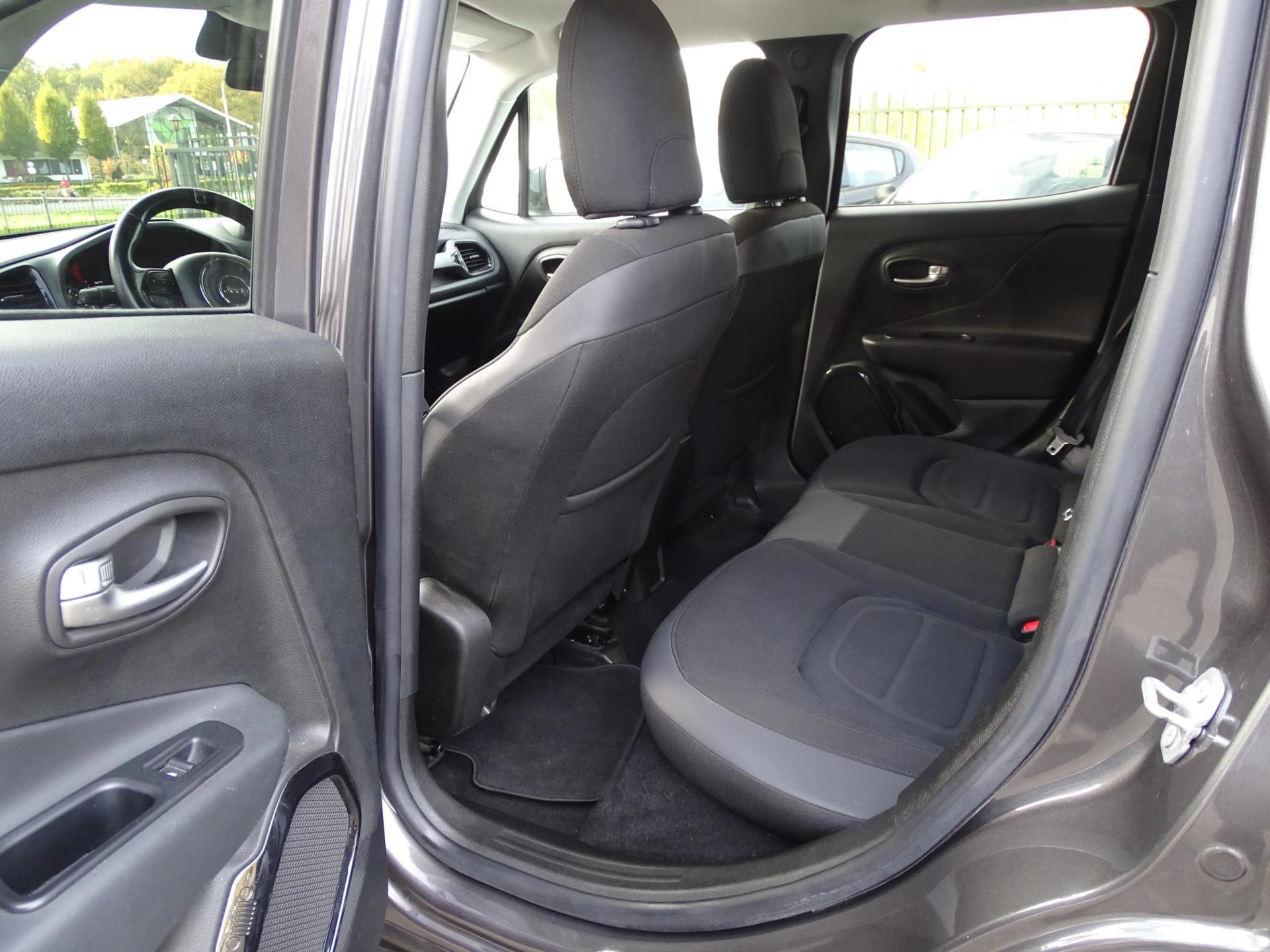 Jeep Renegade 1.6 E-Torq Black Line (2016), foto 8