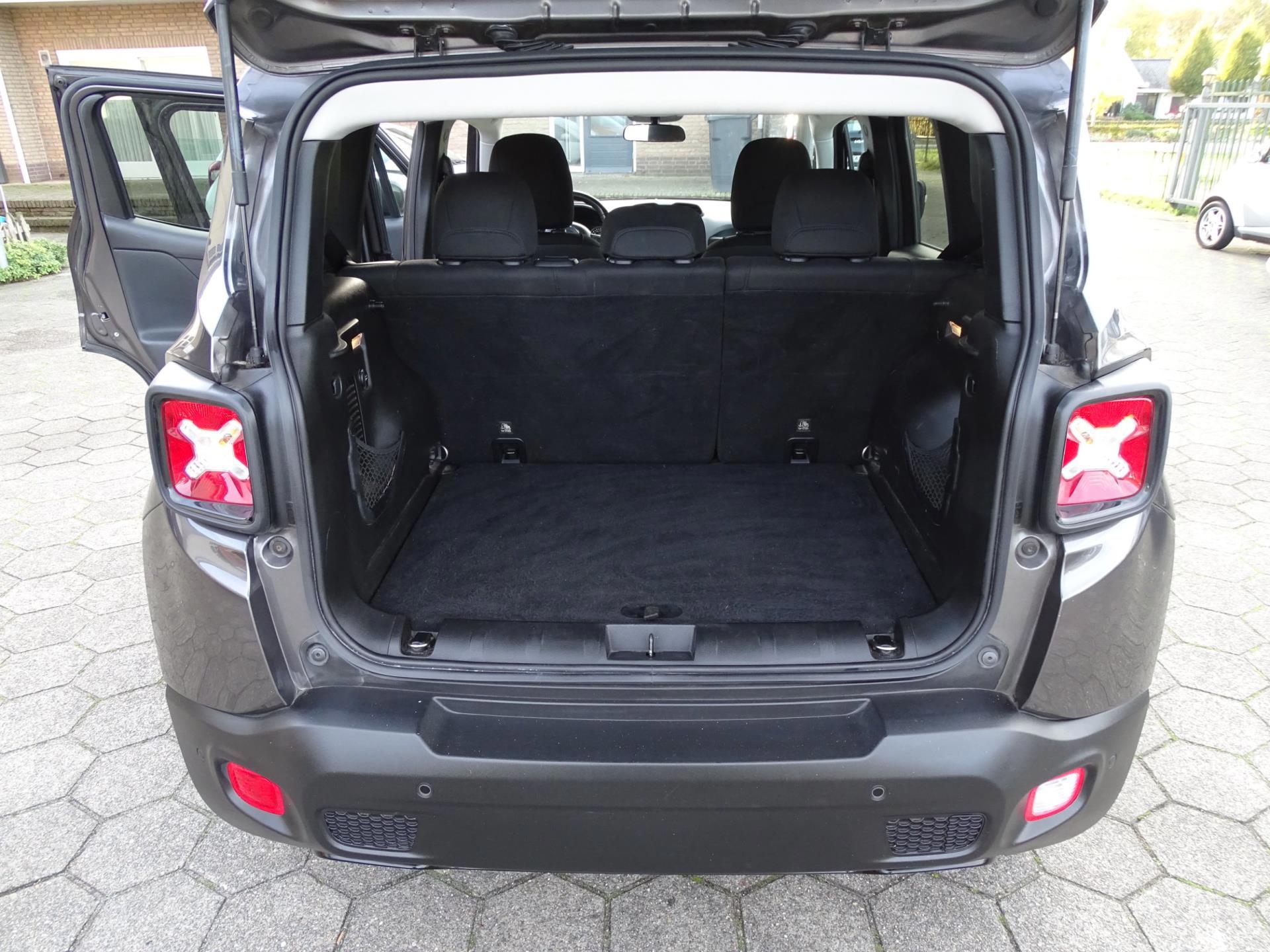 Jeep Renegade 1.6 E-Torq Black Line (2016), foto 9