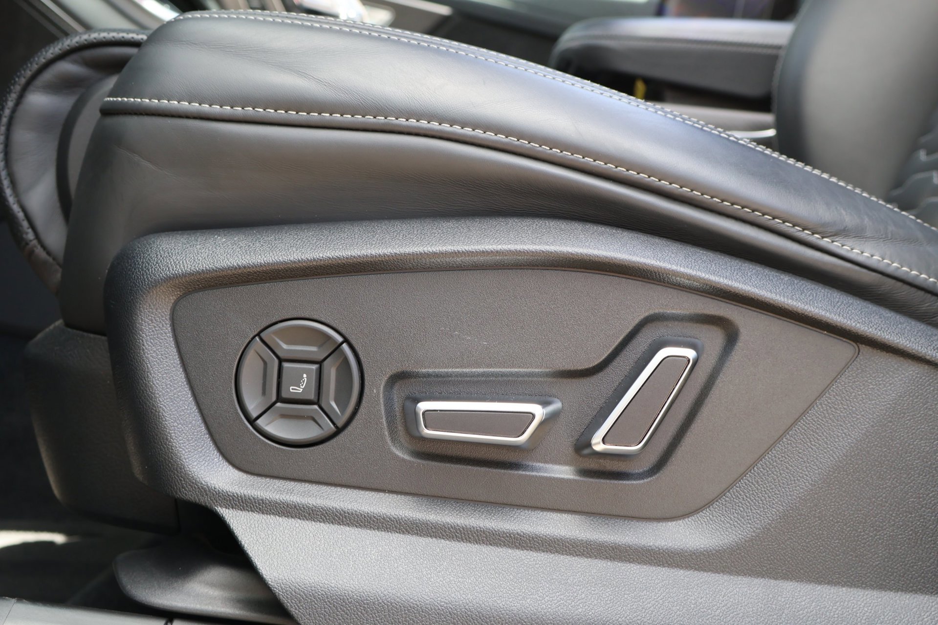 Audi Q8 4.0 TFSI RS quattro URBAN (2022), foto 11