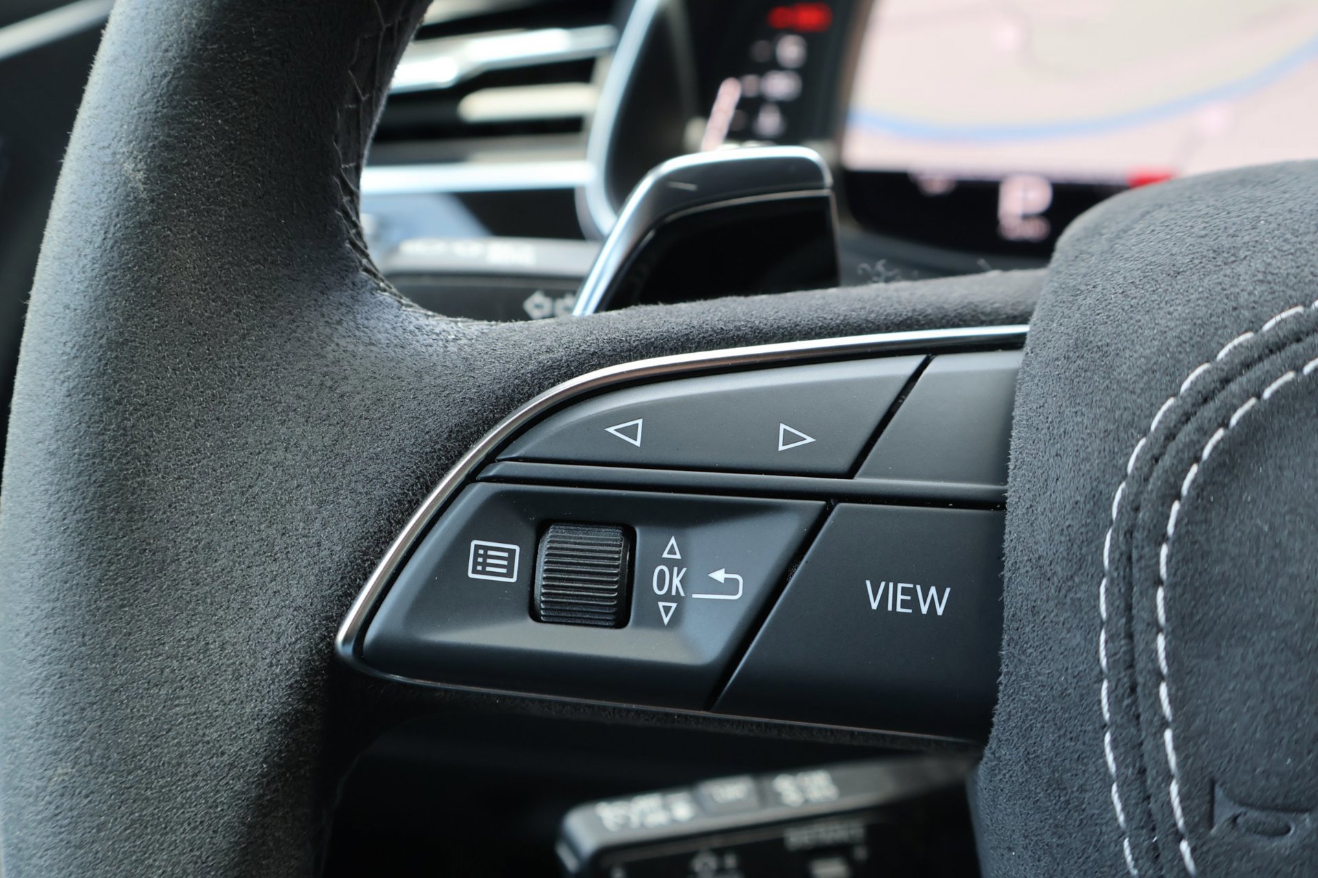 Audi Q8 4.0 TFSI RS quattro URBAN (2022), foto 32