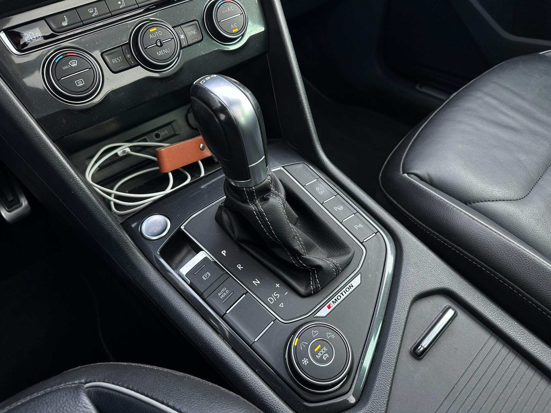 Volkswagen Tiguan 2.0 TSI 4Motion R-Line Panodak (2018), foto 25