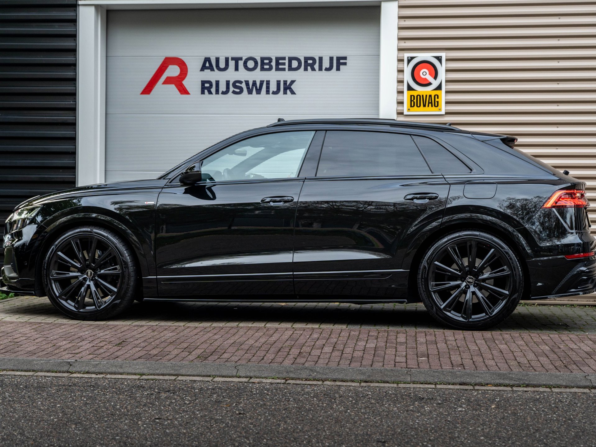 Audi Q8 55 TFSI e quattro S-Line (2022), foto 2