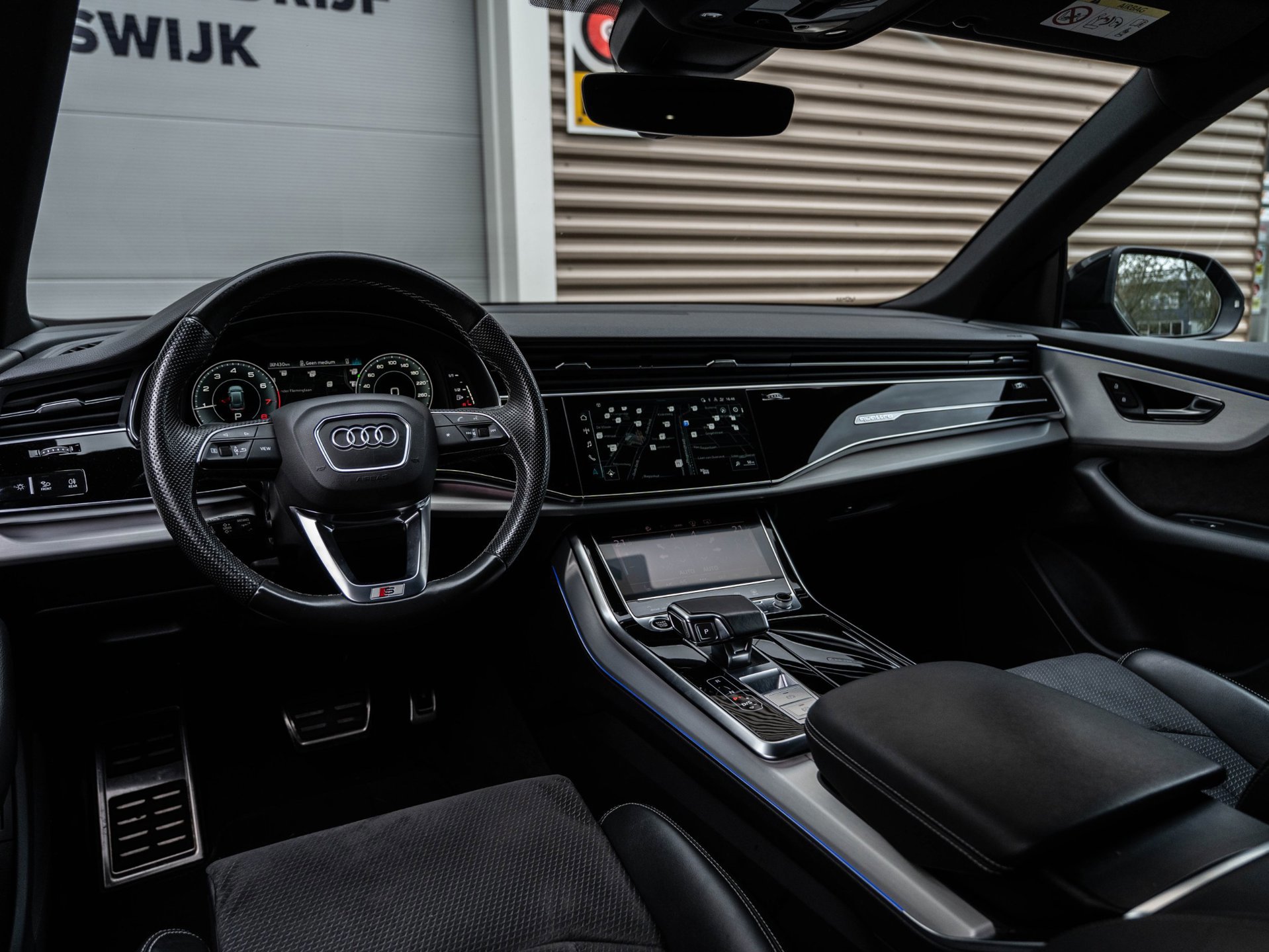 Audi Q8 55 TFSI e quattro S-Line (2022), foto 14