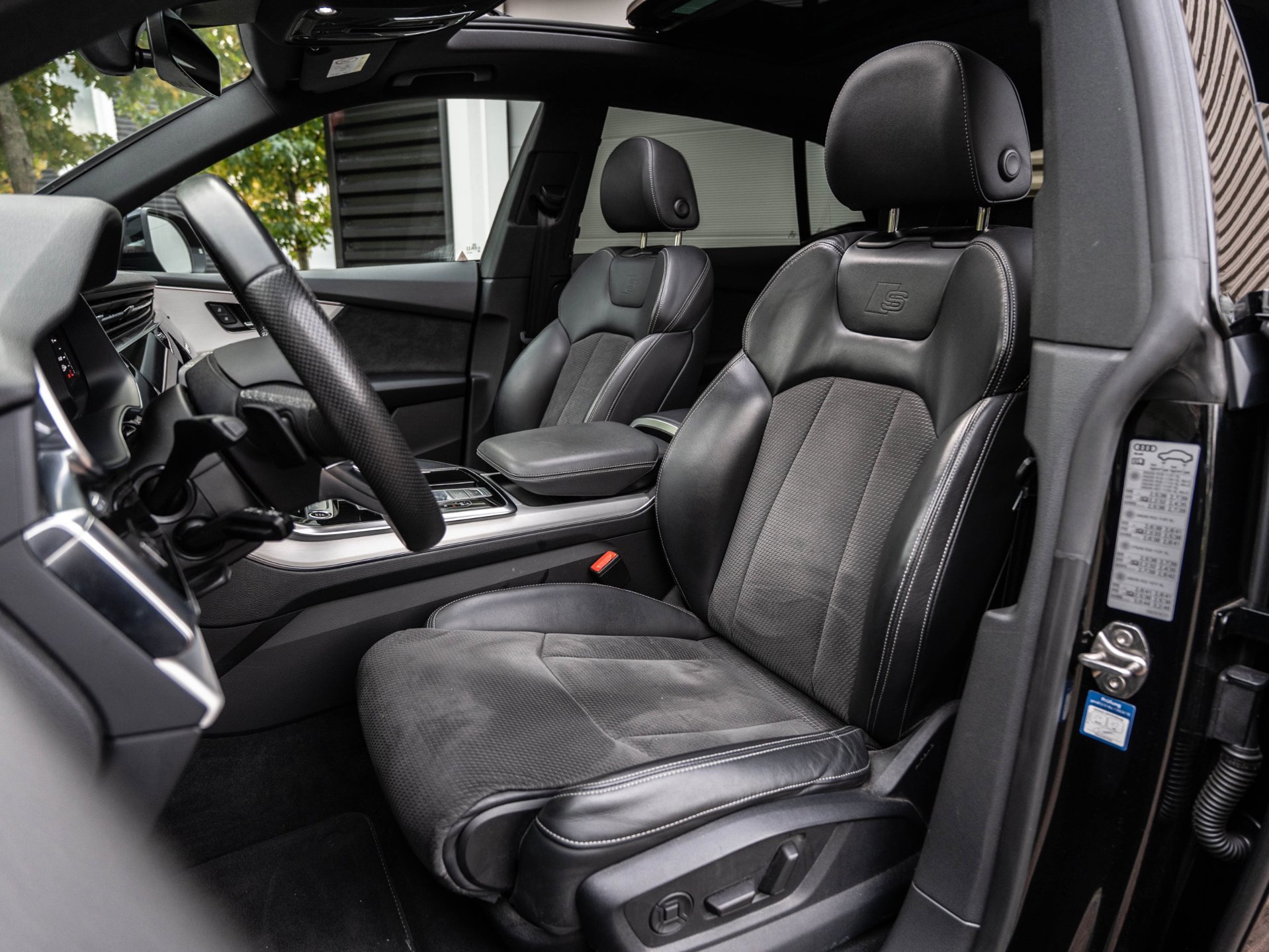 Audi Q8 55 TFSI e quattro S-Line (2022), foto 15