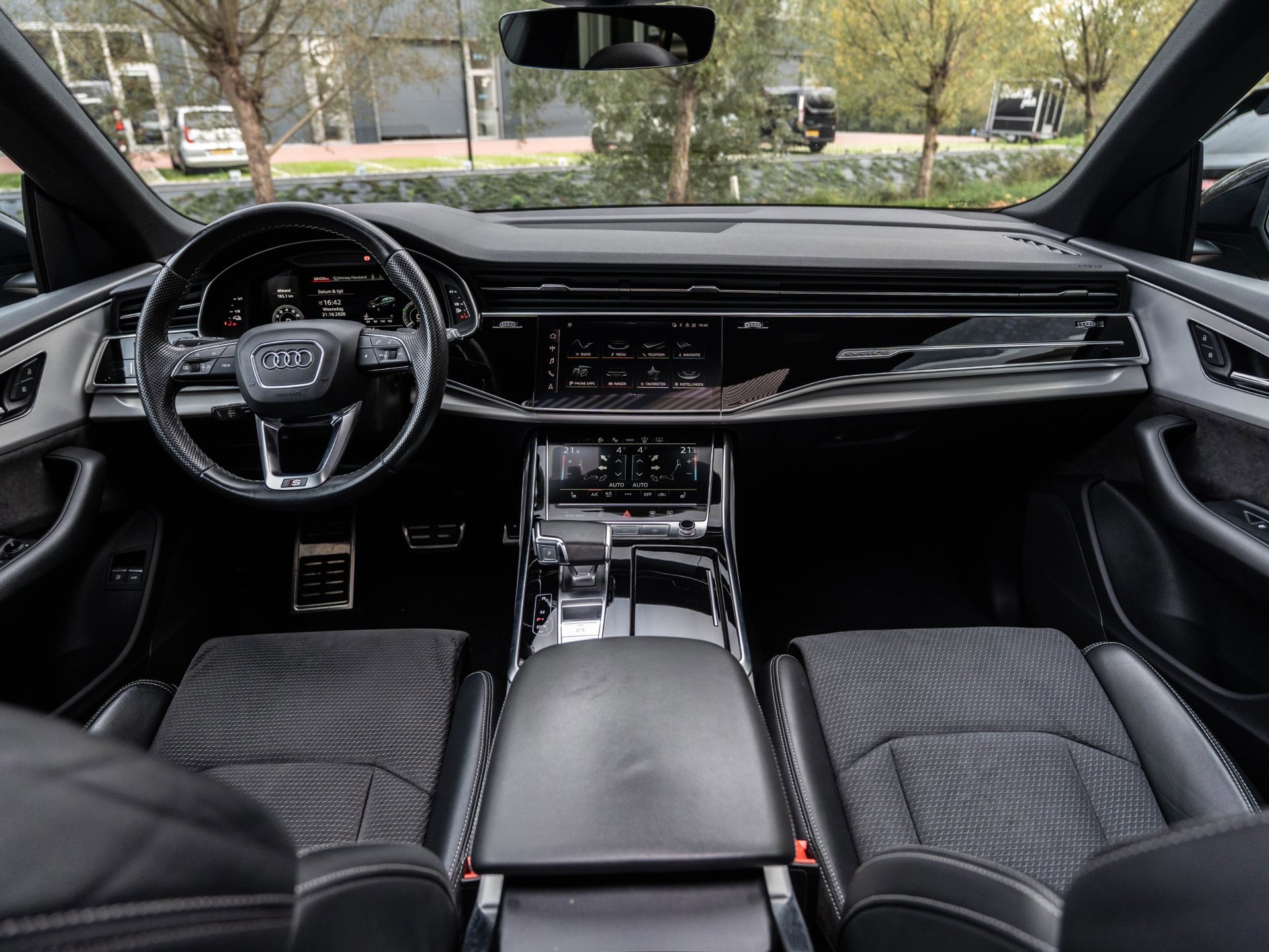 Audi Q8 55 TFSI e quattro S-Line (2022), foto 16