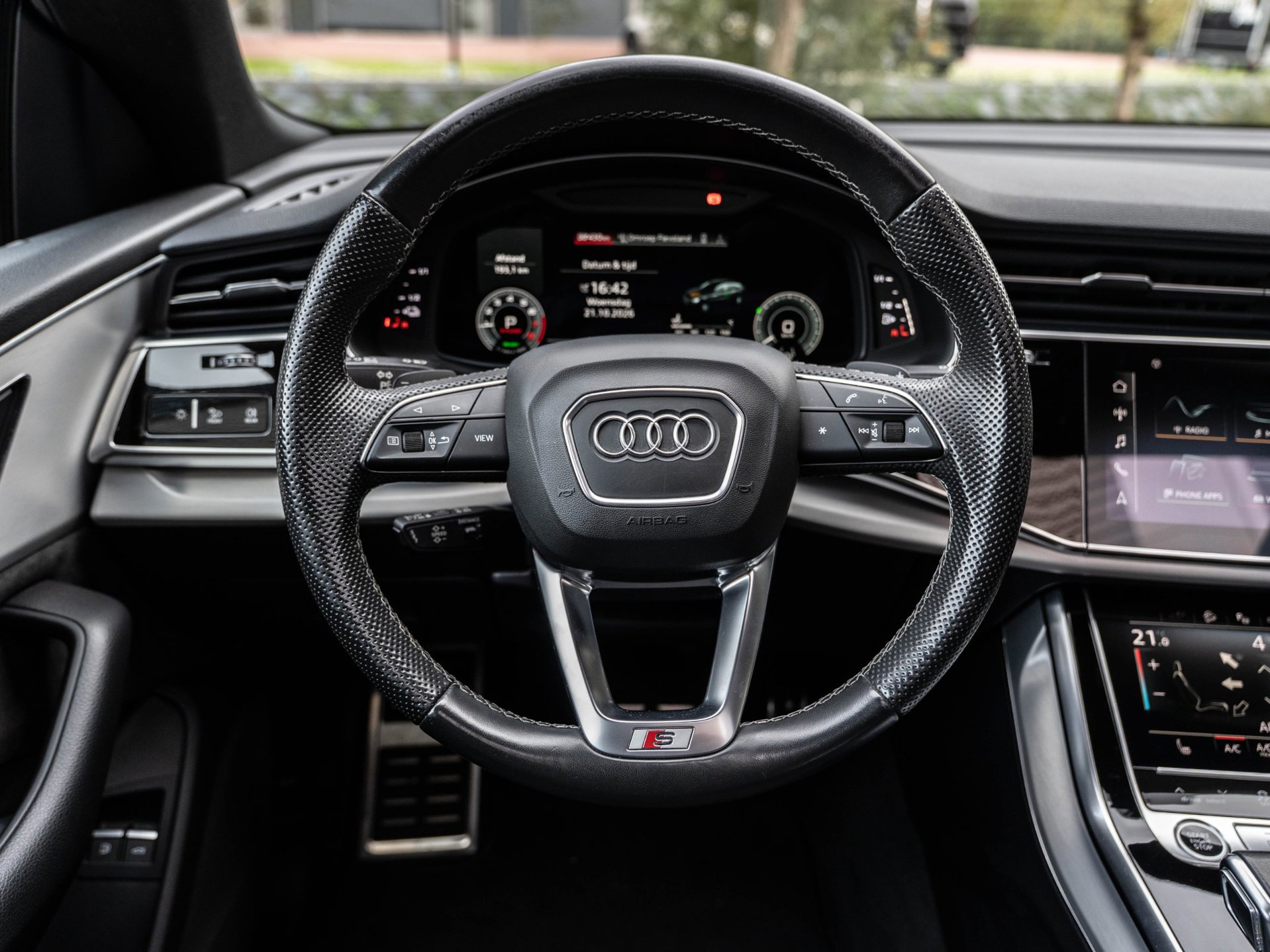 Audi Q8 55 TFSI e quattro S-Line (2022), foto 17