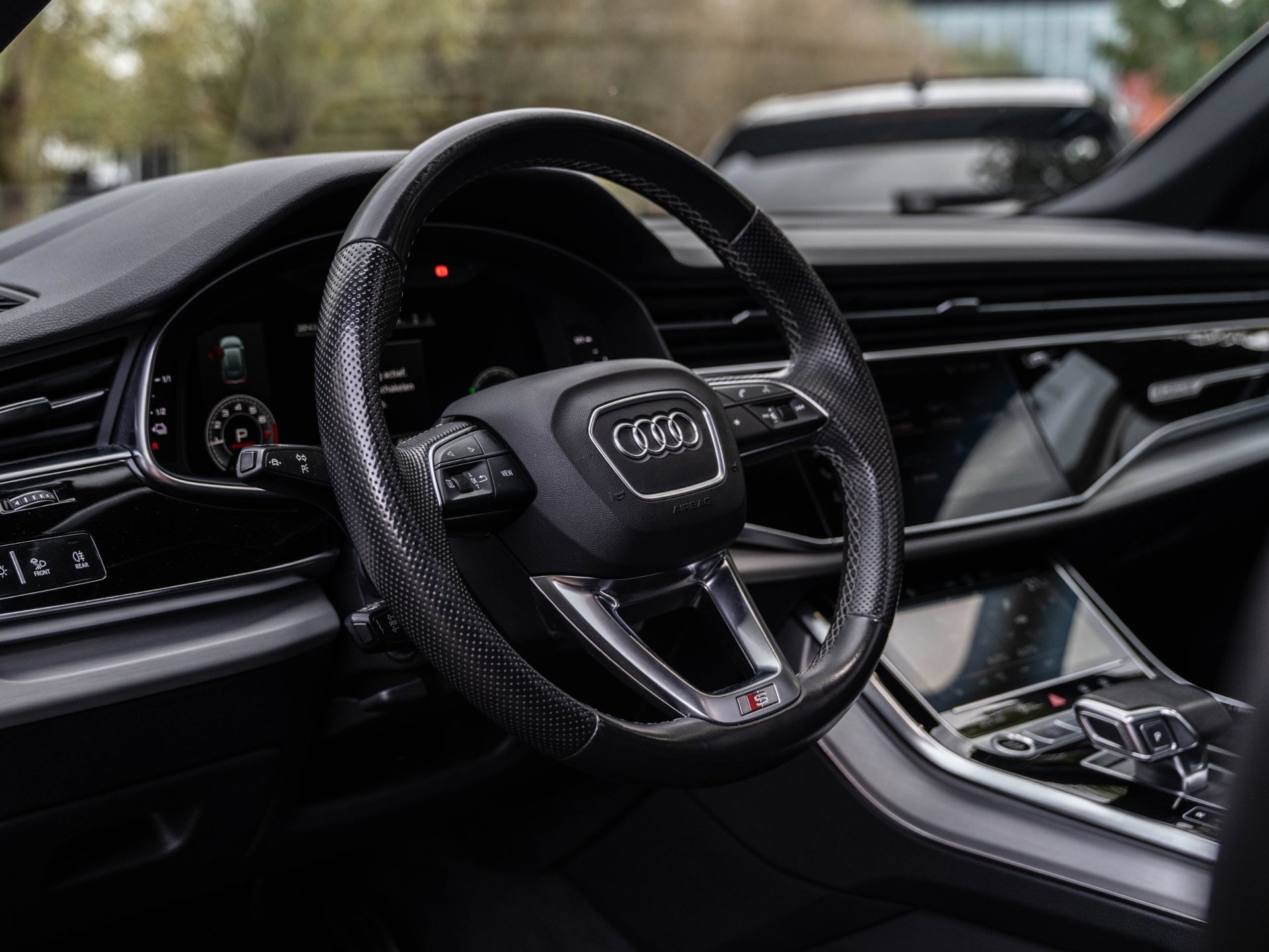 Audi Q8 55 TFSI e quattro S-Line (2022), foto 18