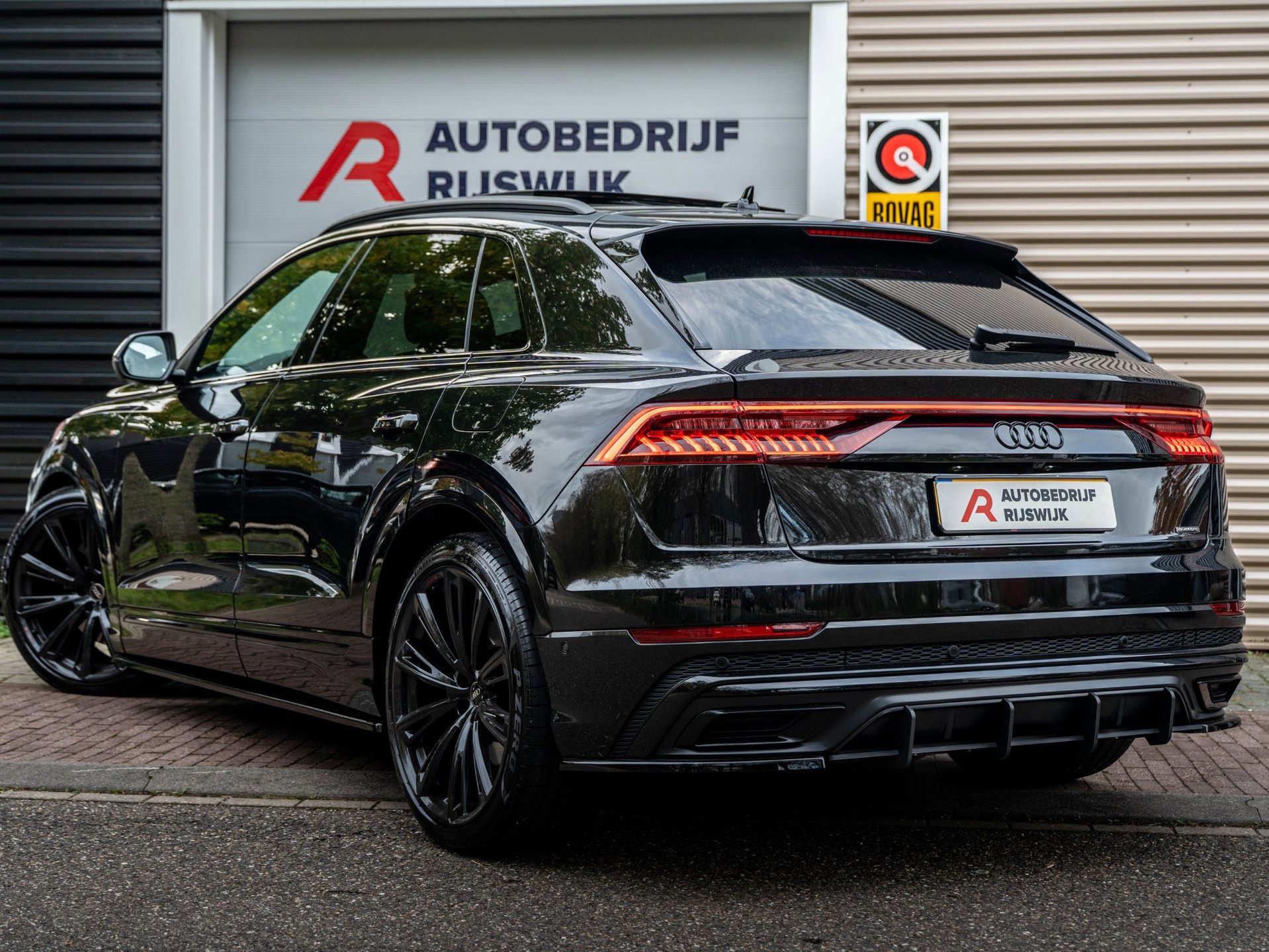 Audi Q8 55 TFSI e quattro S-Line (2022), foto 3