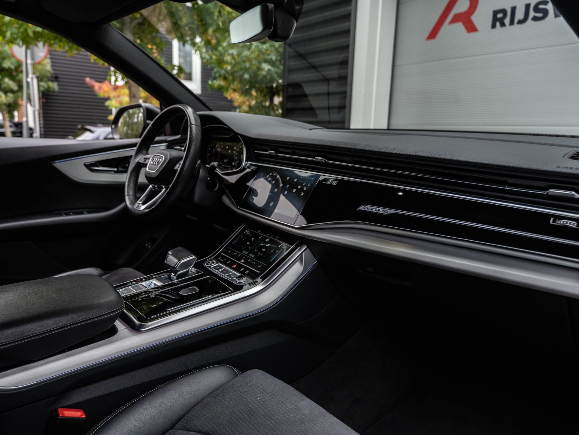 Audi Q8 55 TFSI e quattro S-Line (2022), foto 22