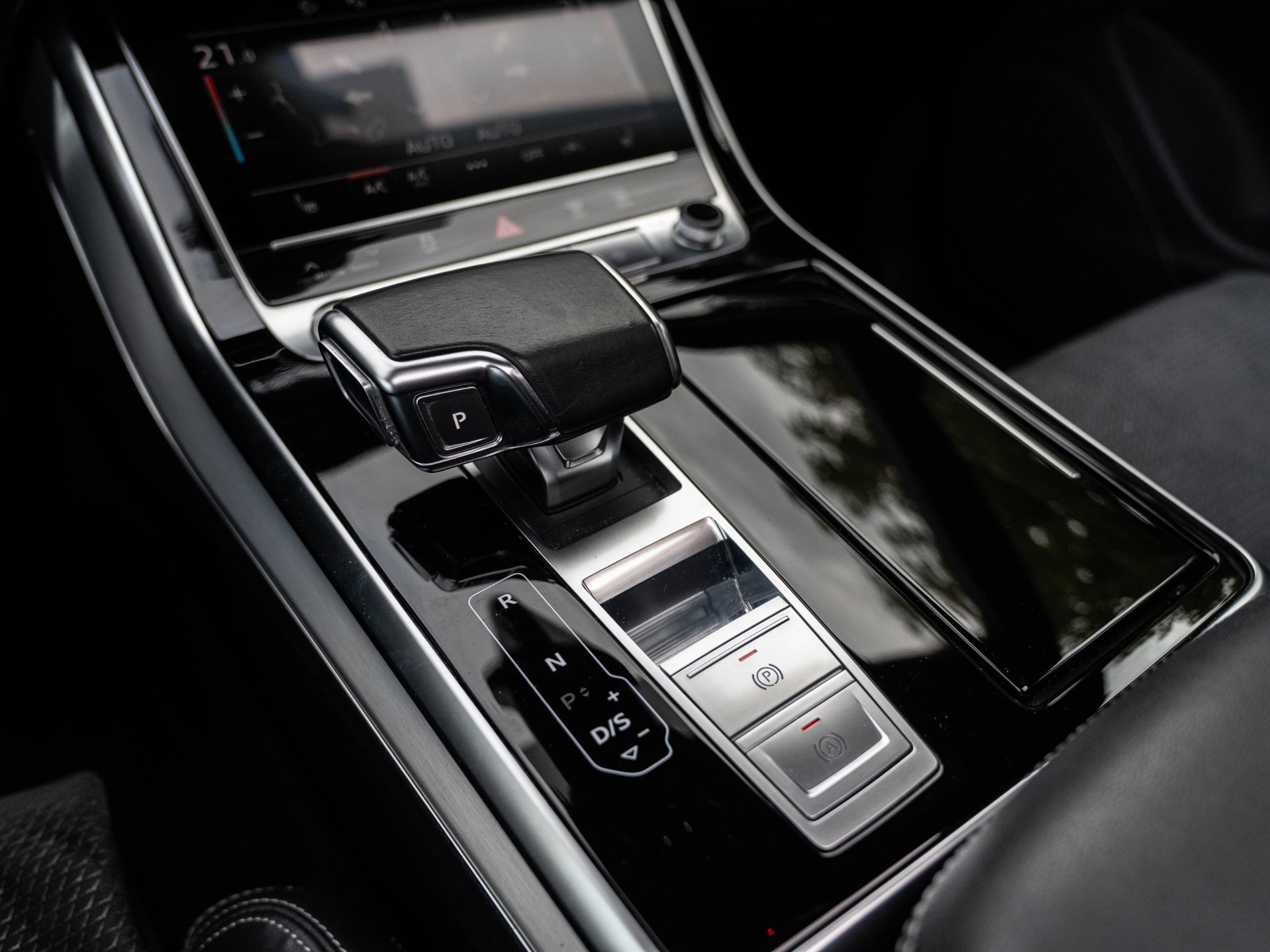 Audi Q8 55 TFSI e quattro S-Line (2022), foto 23