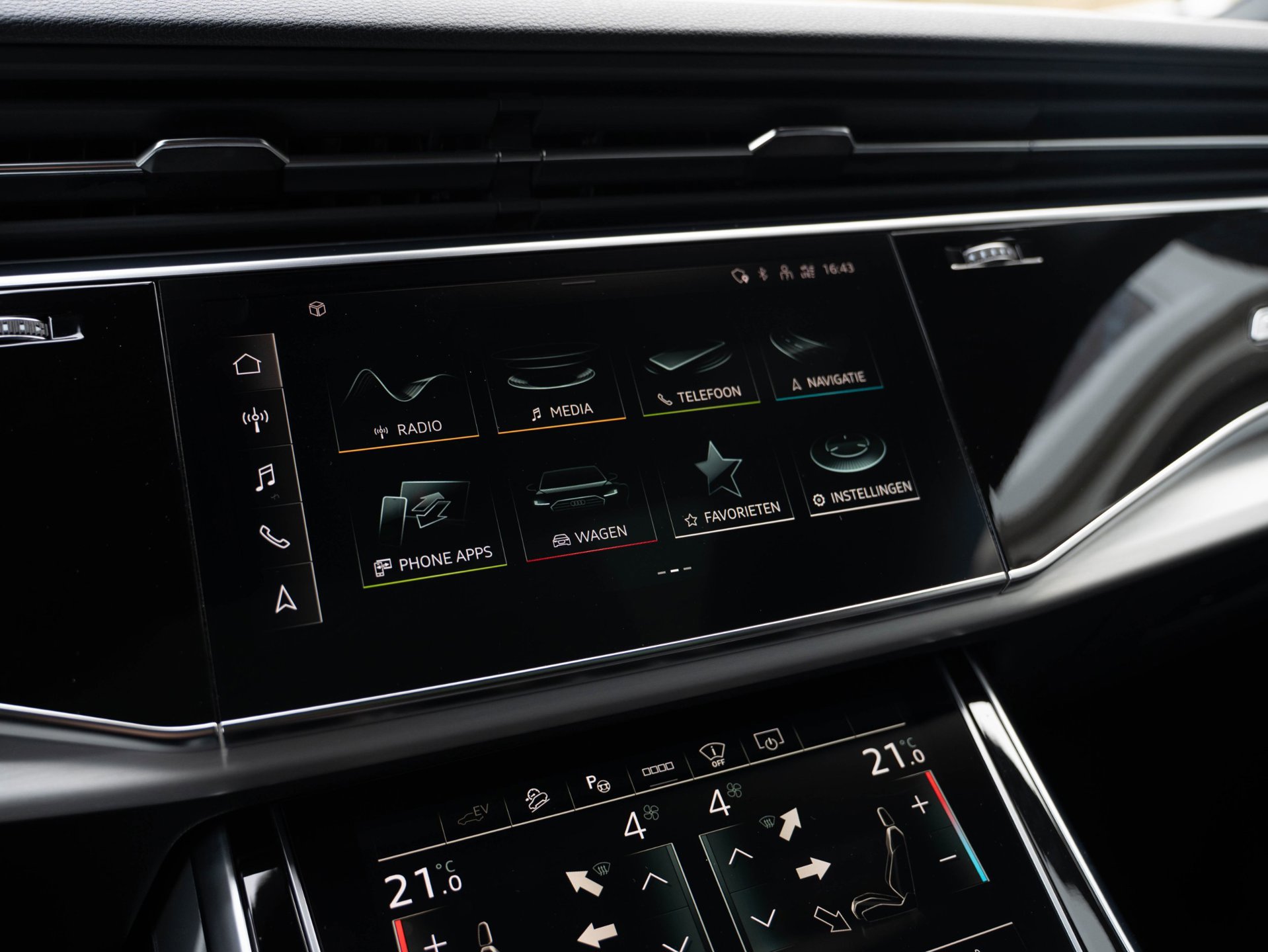 Audi Q8 55 TFSI e quattro S-Line (2022), foto 25