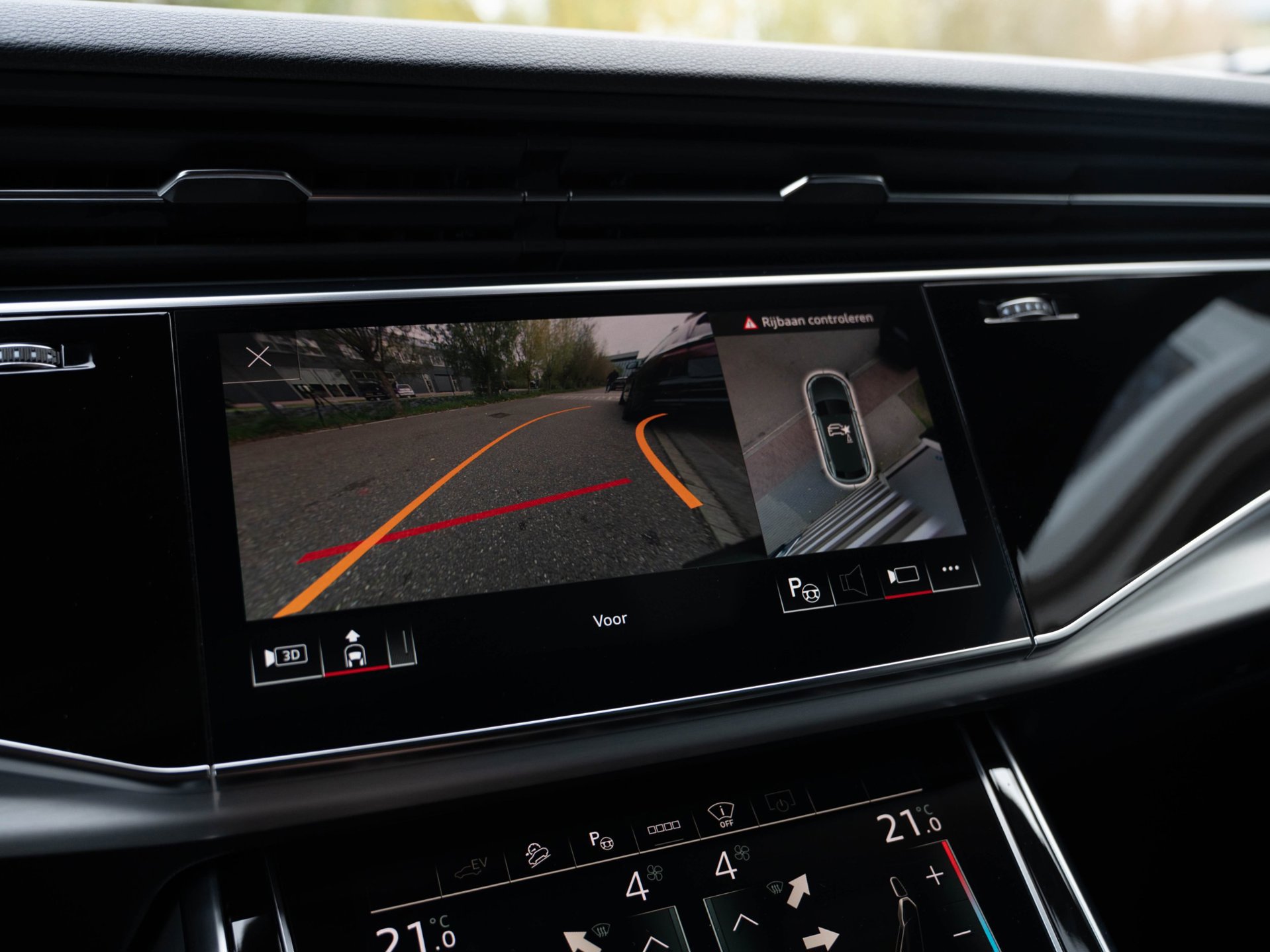 Audi Q8 55 TFSI e quattro S-Line (2022), foto 27