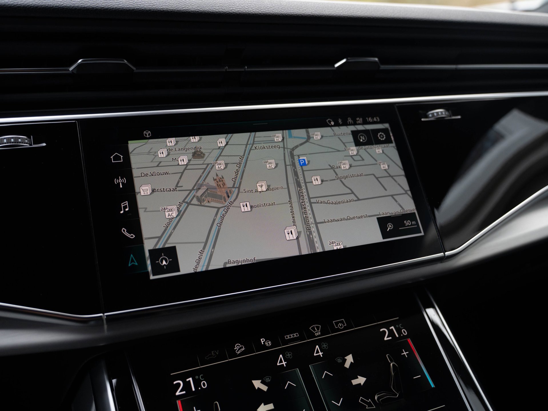 Audi Q8 55 TFSI e quattro S-Line (2022), foto 28