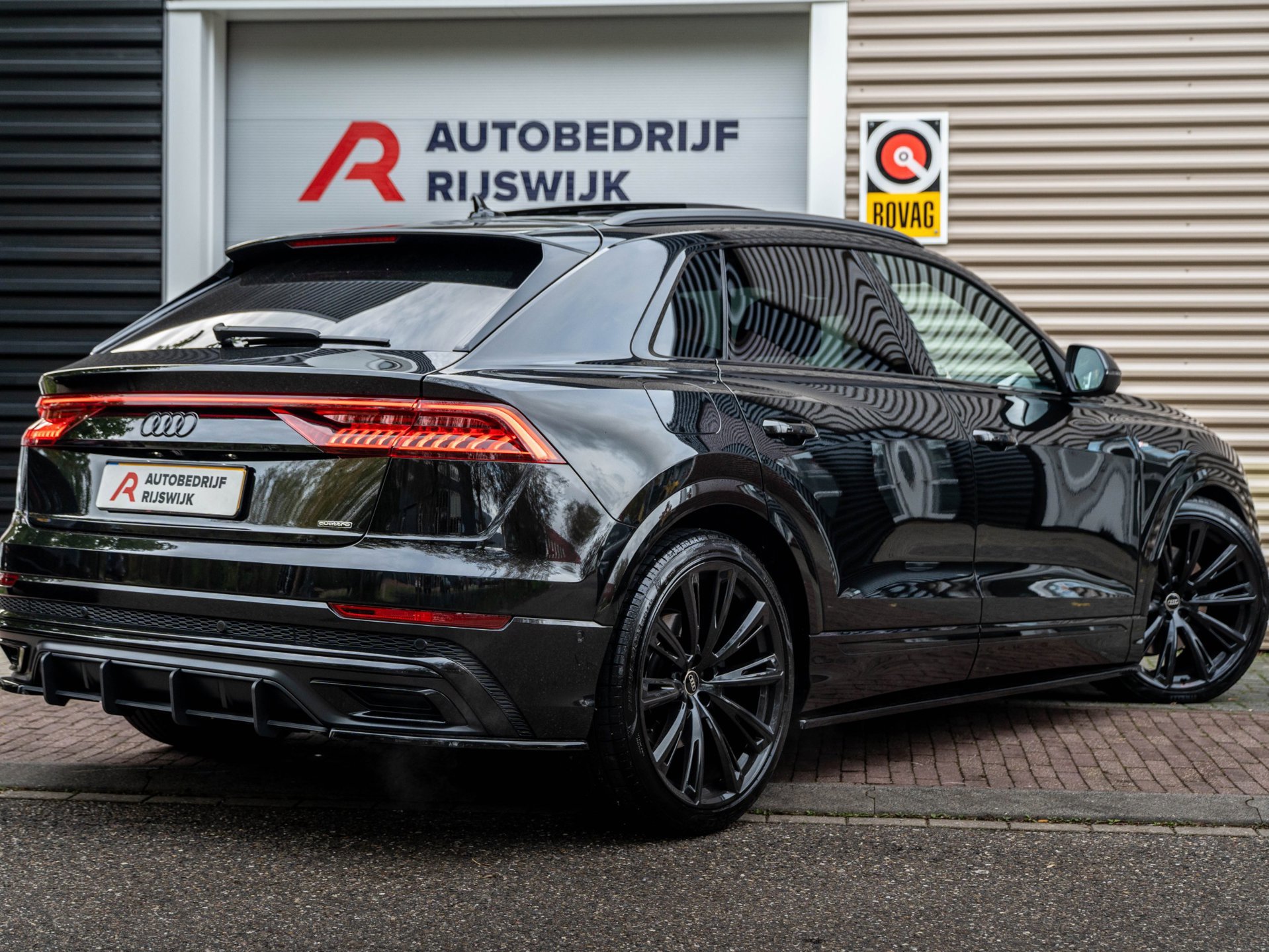 Audi Q8 55 TFSI e quattro S-Line (2022), foto 4