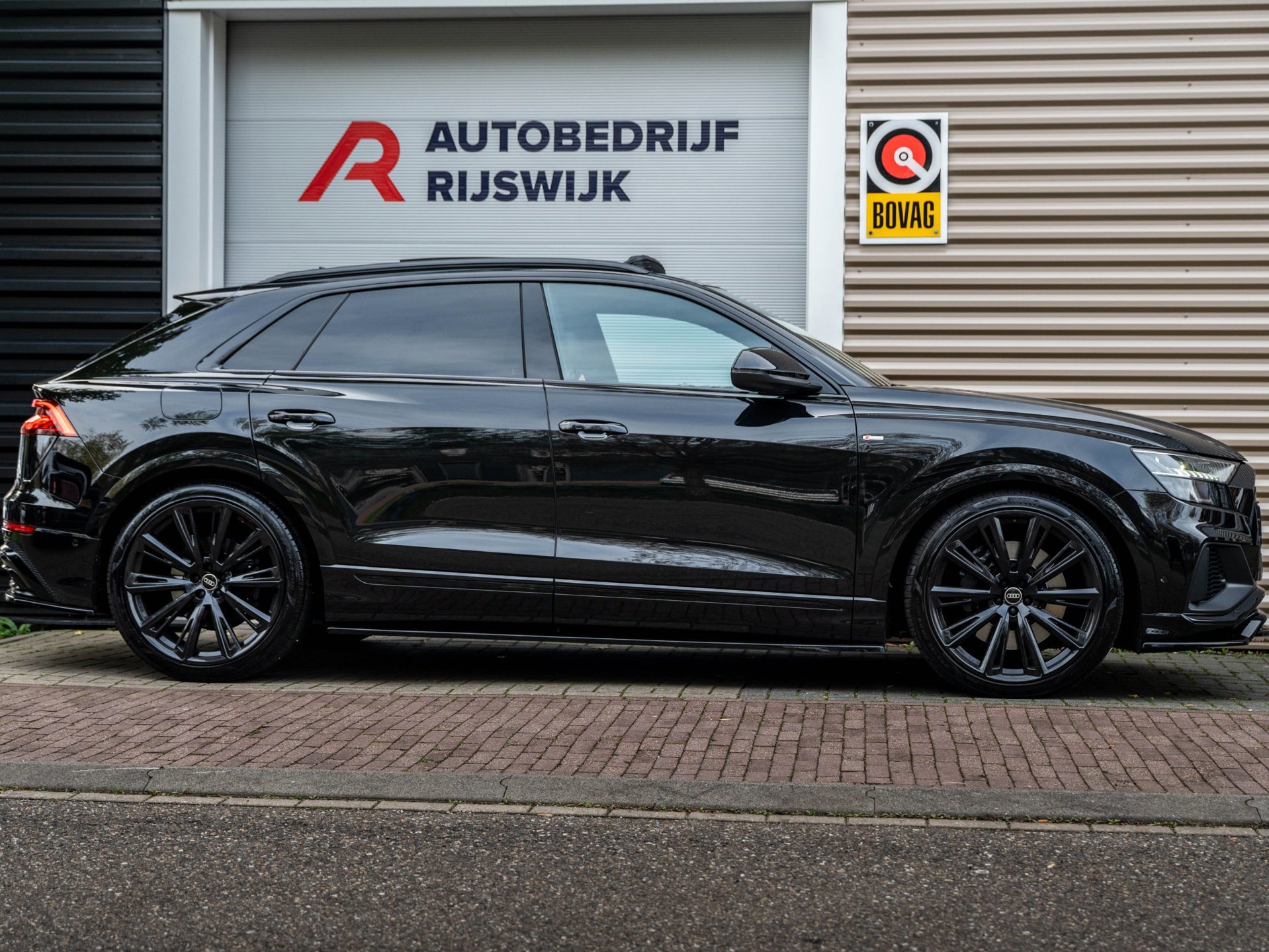 Audi Q8 55 TFSI e quattro S-Line (2022), foto 5