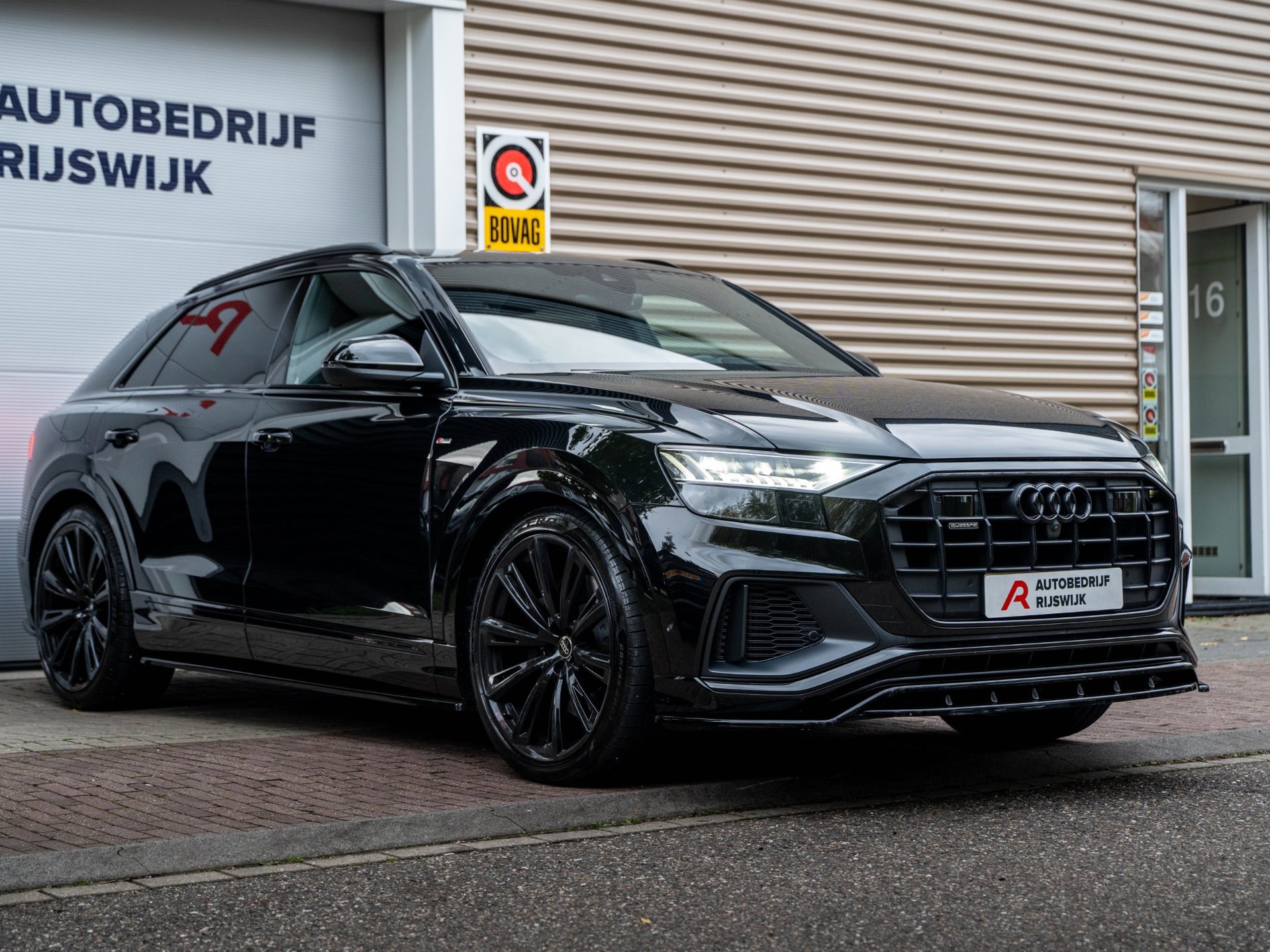 Audi Q8 55 TFSI e quattro S-Line (2022), foto 8