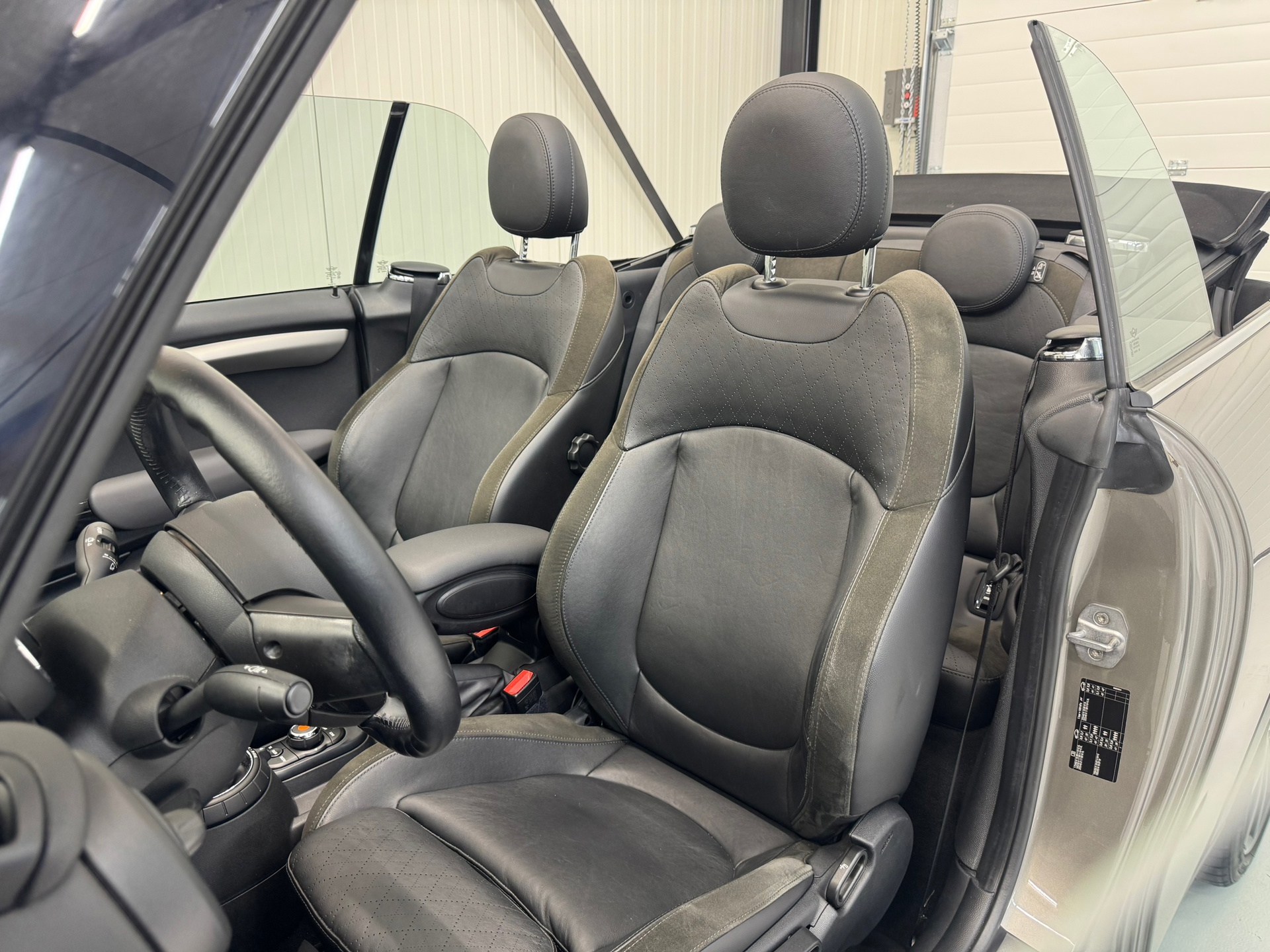 Mini Cabrio 2.0 Cooper S Chili Serious Business (2016), foto 32