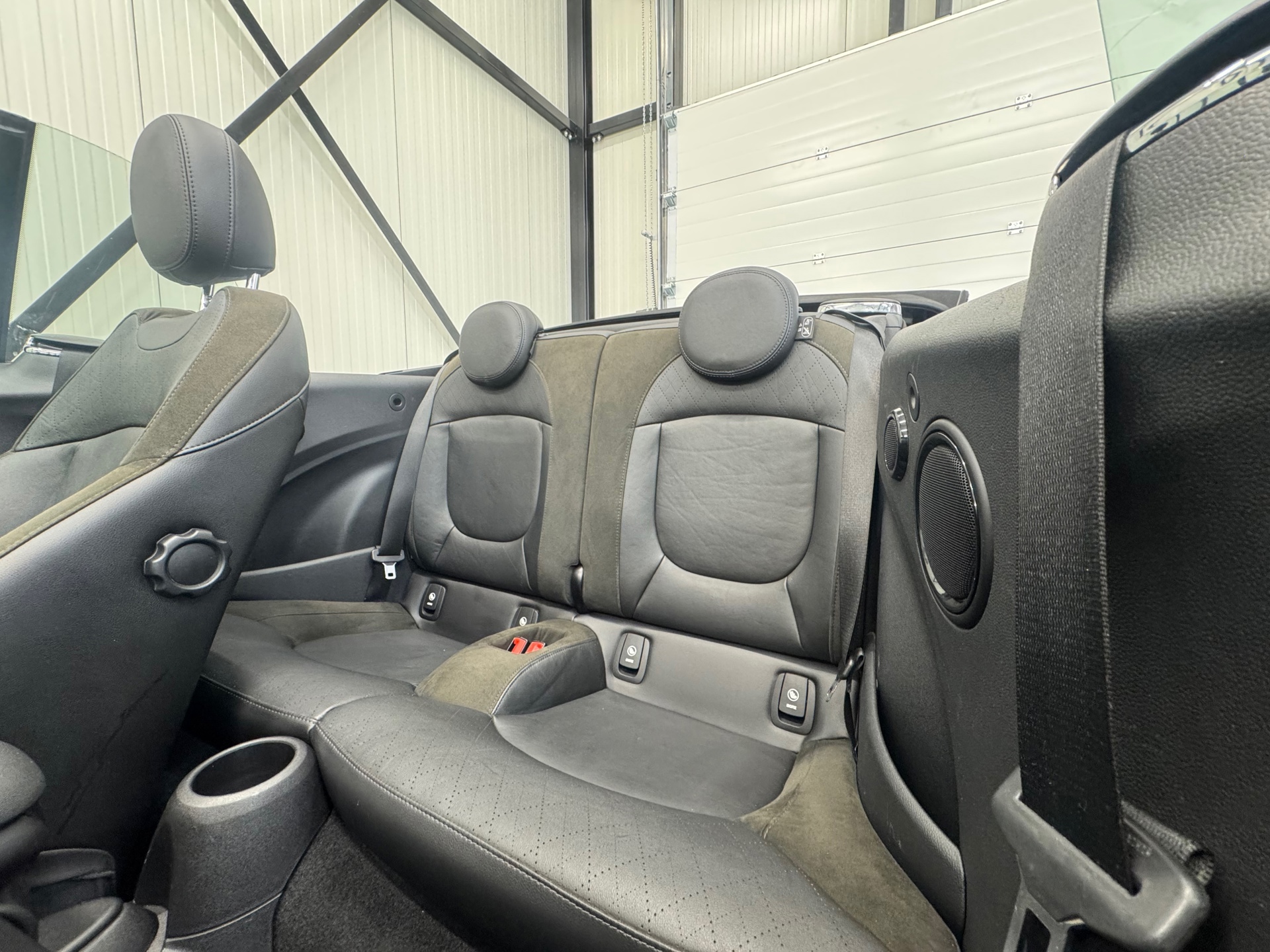 Mini Cabrio 2.0 Cooper S Chili Serious Business (2016), foto 35