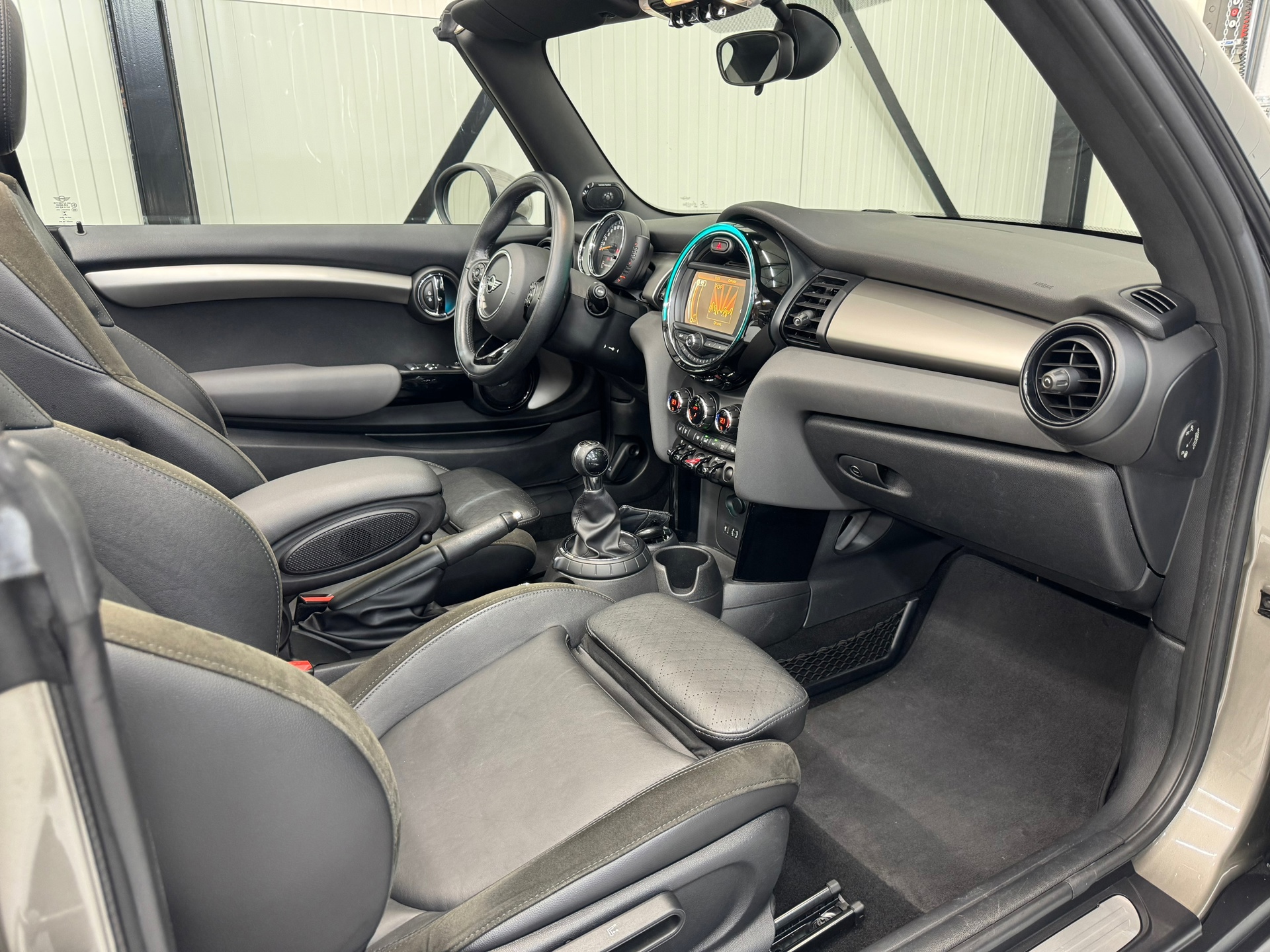 Mini Cabrio 2.0 Cooper S Chili Serious Business (2016), foto 9