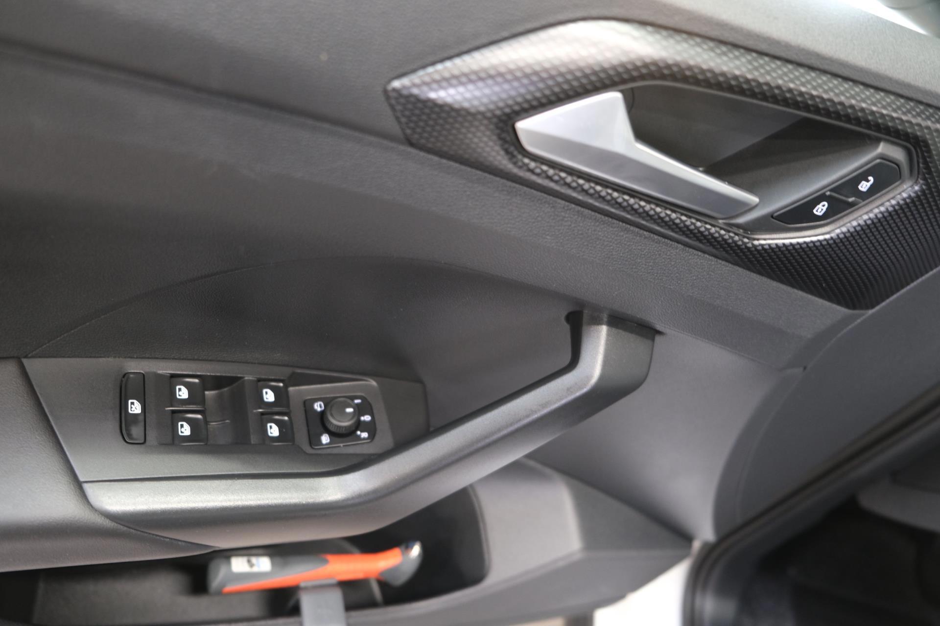 Volkswagen T-Cross 1.0 TSI Life (2021), foto 10